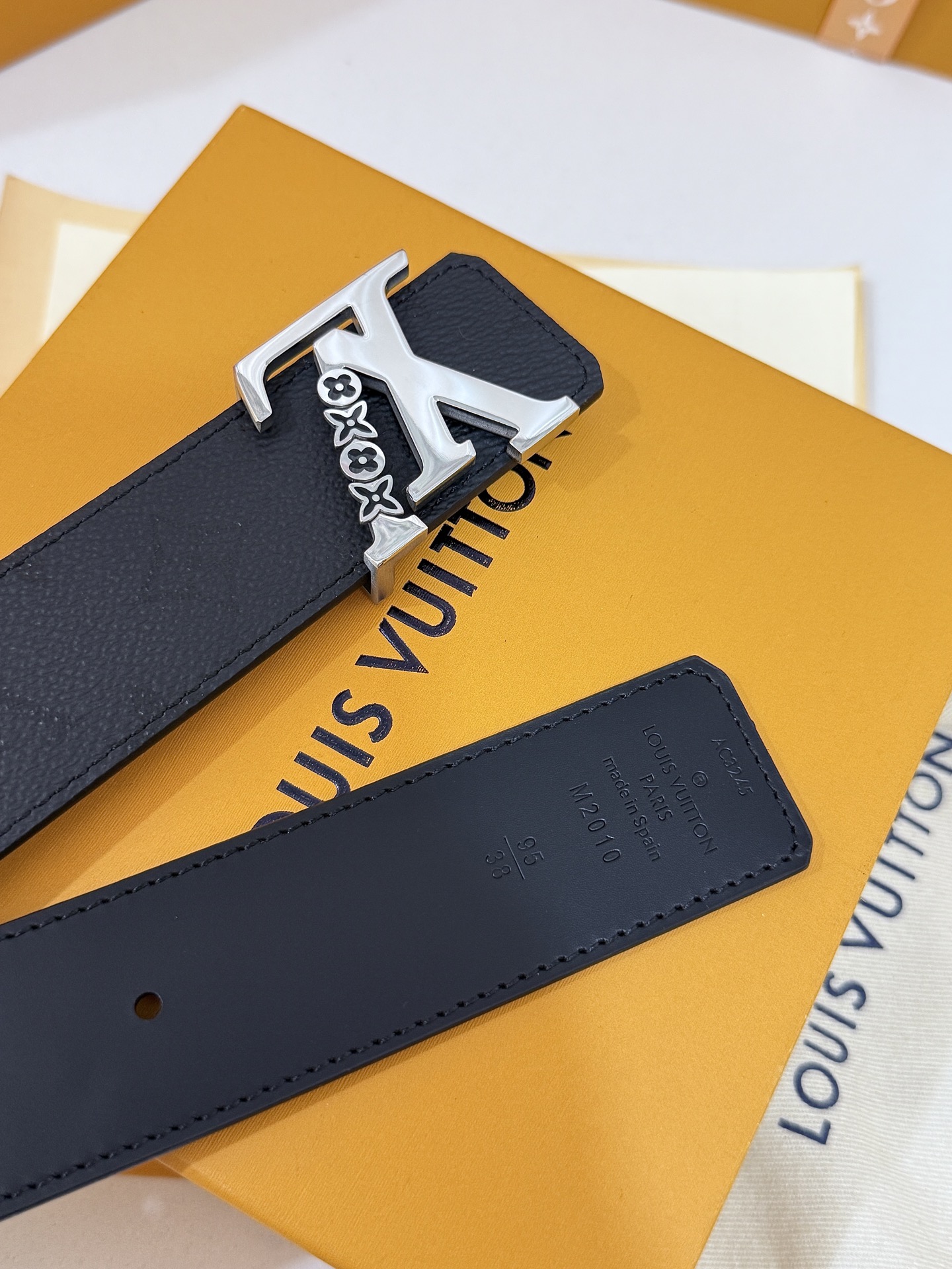 LV暗黑花亮银花扣皮带|40mm标准宽度 LV Initiales Midhight 40 毫米双面腰 LV暗黑花亮银花扣皮带|40mm标准宽度 LV Initiales Midhight 40 毫米双面腰