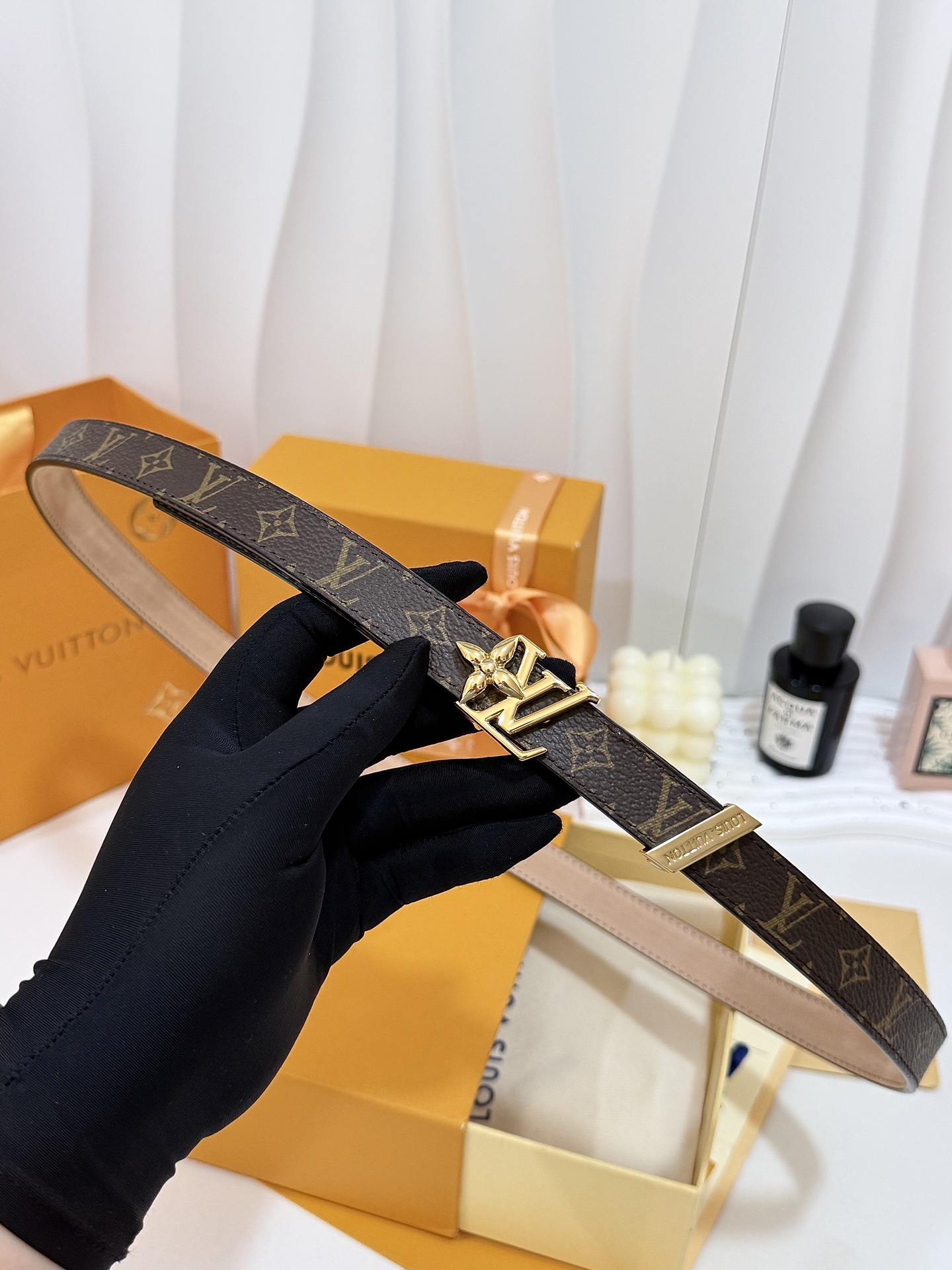 LV老花四花标扣细腰带 ｜20mm 精致窄版宽度       经典老花涂层帆布配柔滑皮内里，纹路复古有辨识度 金花造型L