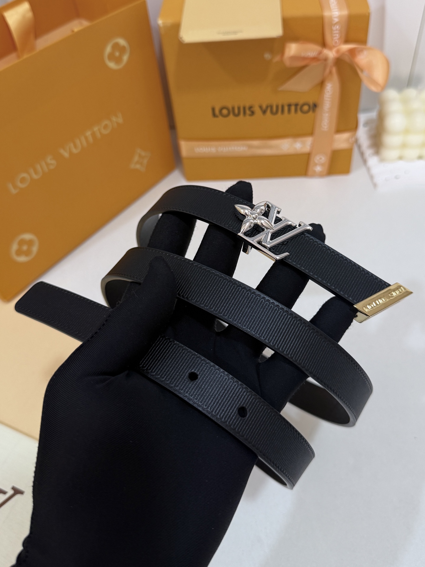 LV织面银花LV扣细腰带 ｜20mm窄版精致宽度       高密度竖纹织带搭配顺滑内衬，挺括不易变形 鎏银立体花型 L