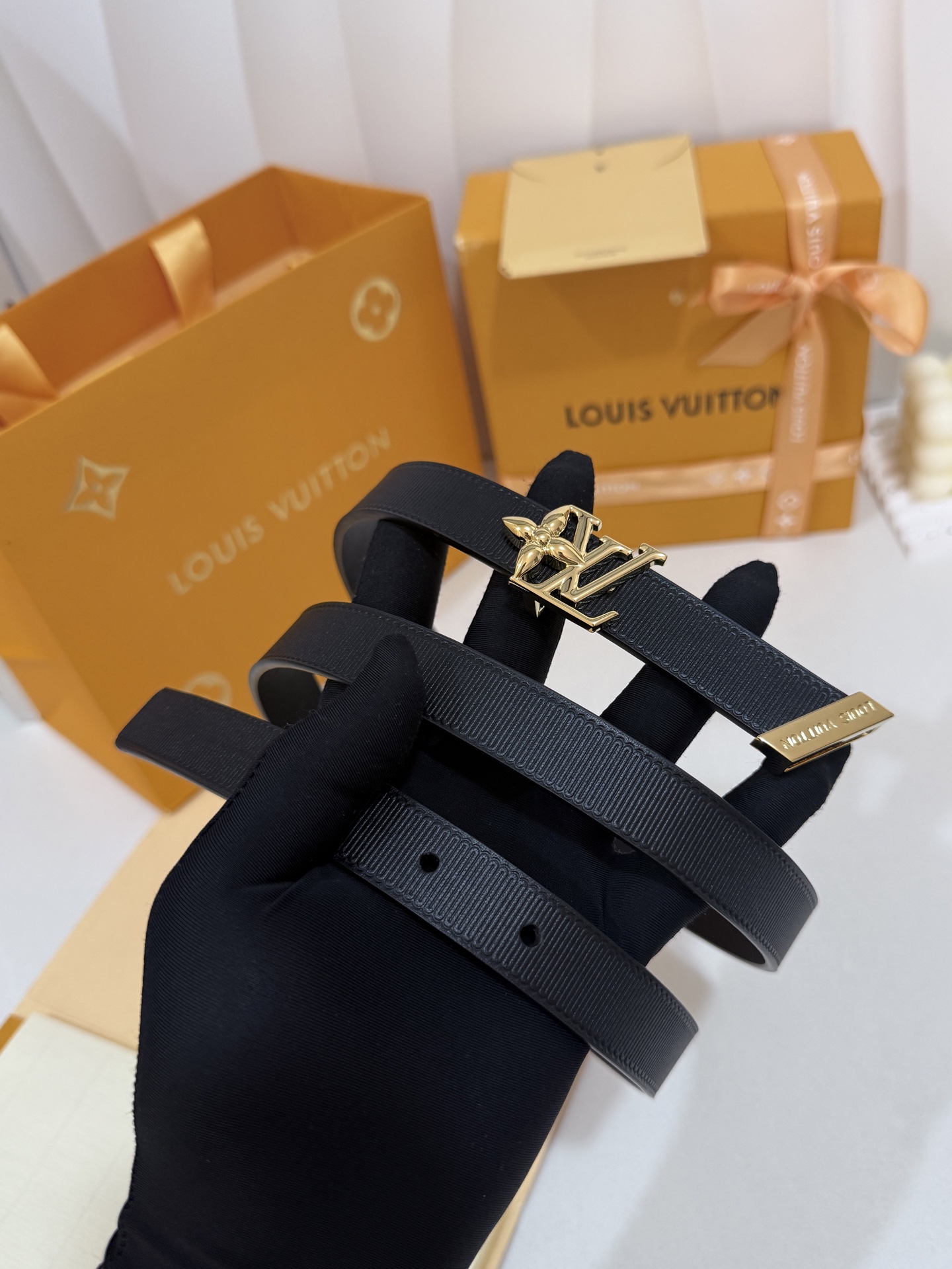 LV织面金花LV扣细腰带 ｜20mm窄版精致宽度       高密度竖纹织带搭配顺滑内衬，挺括不易变形 鎏金立体花型 L