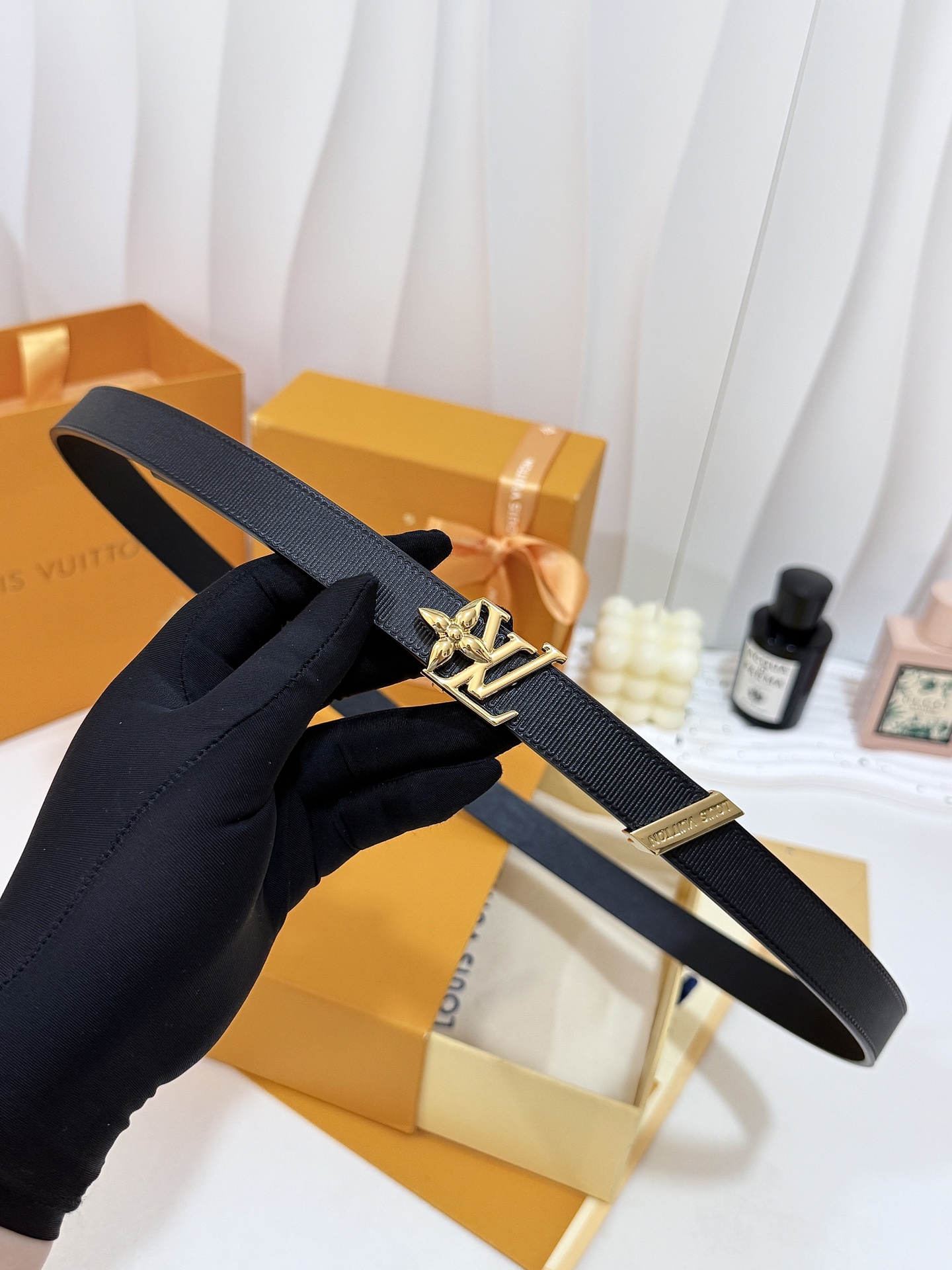 LV织面金花LV扣细腰带 ｜20mm窄版精致宽度       高密度竖纹织带搭配顺滑内衬，挺括不易变形 鎏金立体花型 L
