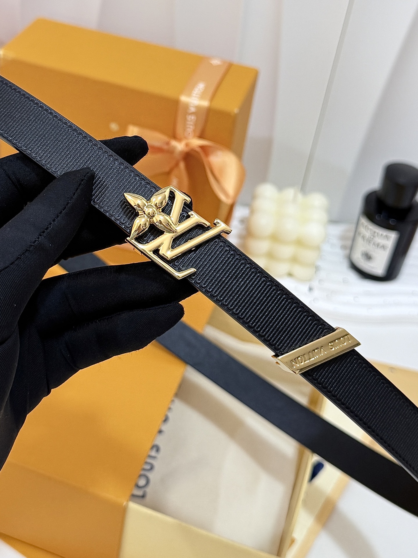 LV织面金花LV扣细腰带 ｜20mm窄版精致宽度       高密度竖纹织带搭配顺滑内衬，挺括不易变形 鎏金立体花型 L