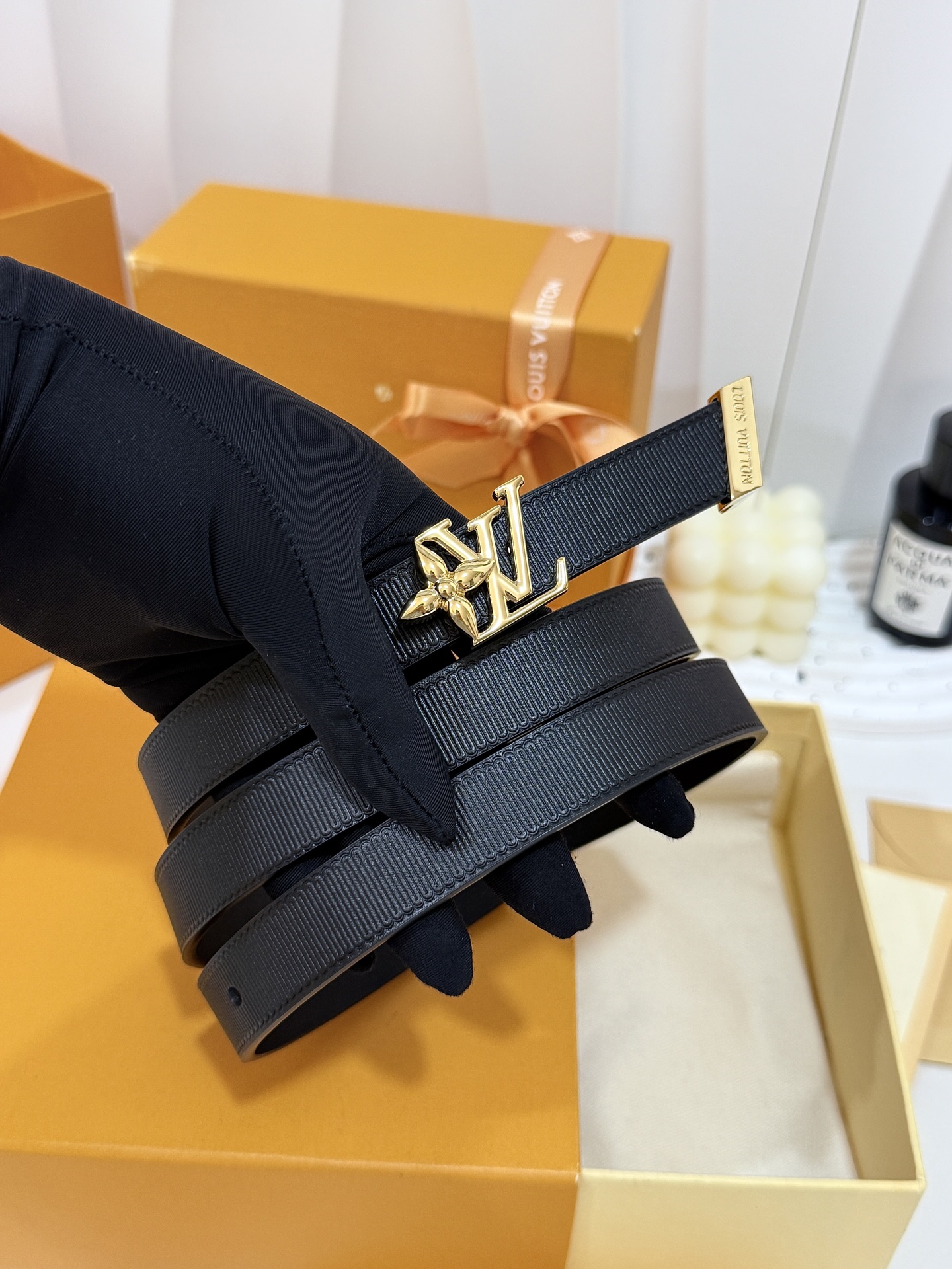 LV织面金花LV扣细腰带 ｜20mm窄版精致宽度       高密度竖纹织带搭配顺滑内衬，挺括不易变形 鎏金立体花型 L