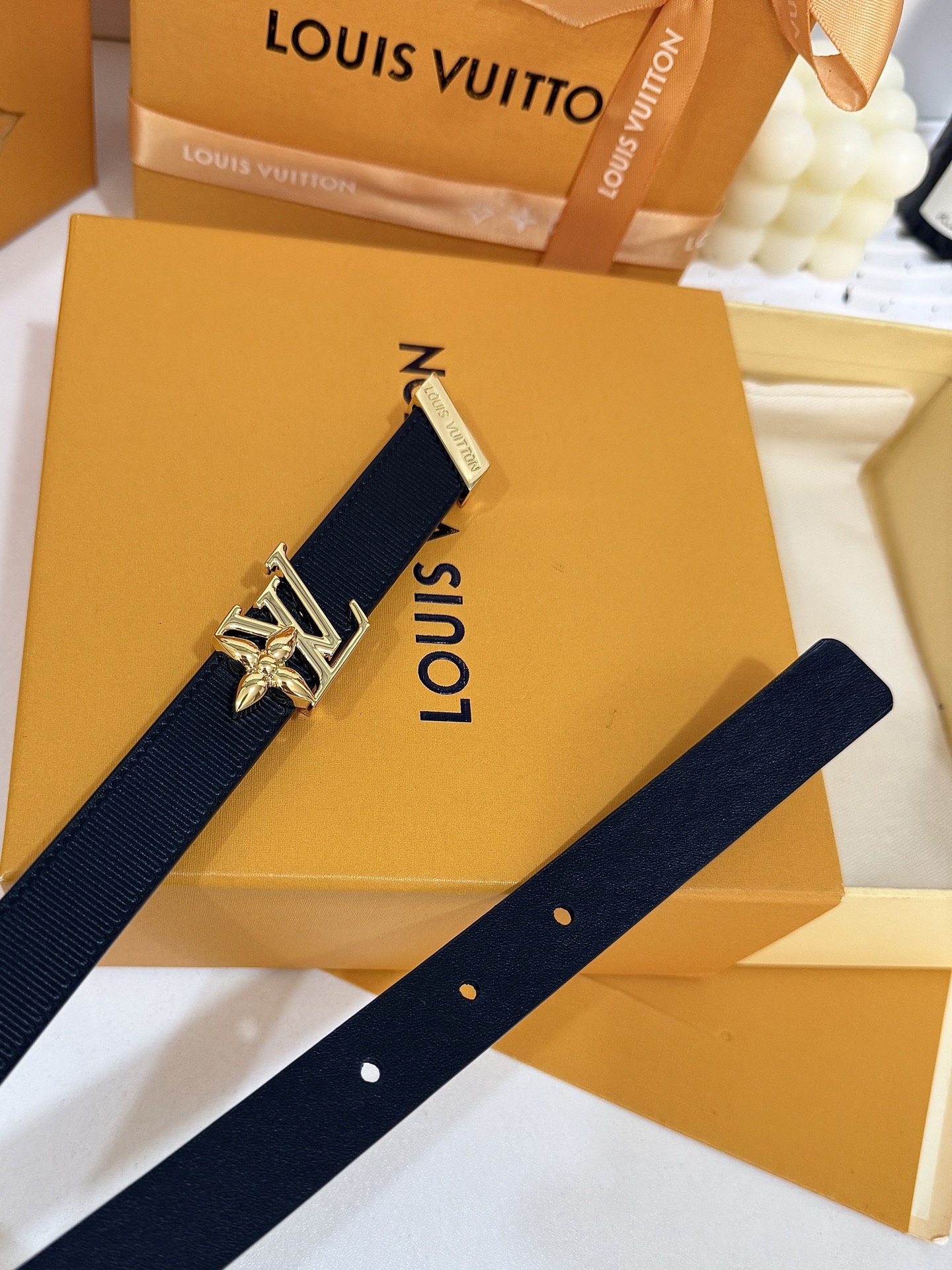 LV织面金花LV扣细腰带 ｜20mm窄版精致宽度       高密度竖纹织带搭配顺滑内衬，挺括不易变形 鎏金立体花型 L