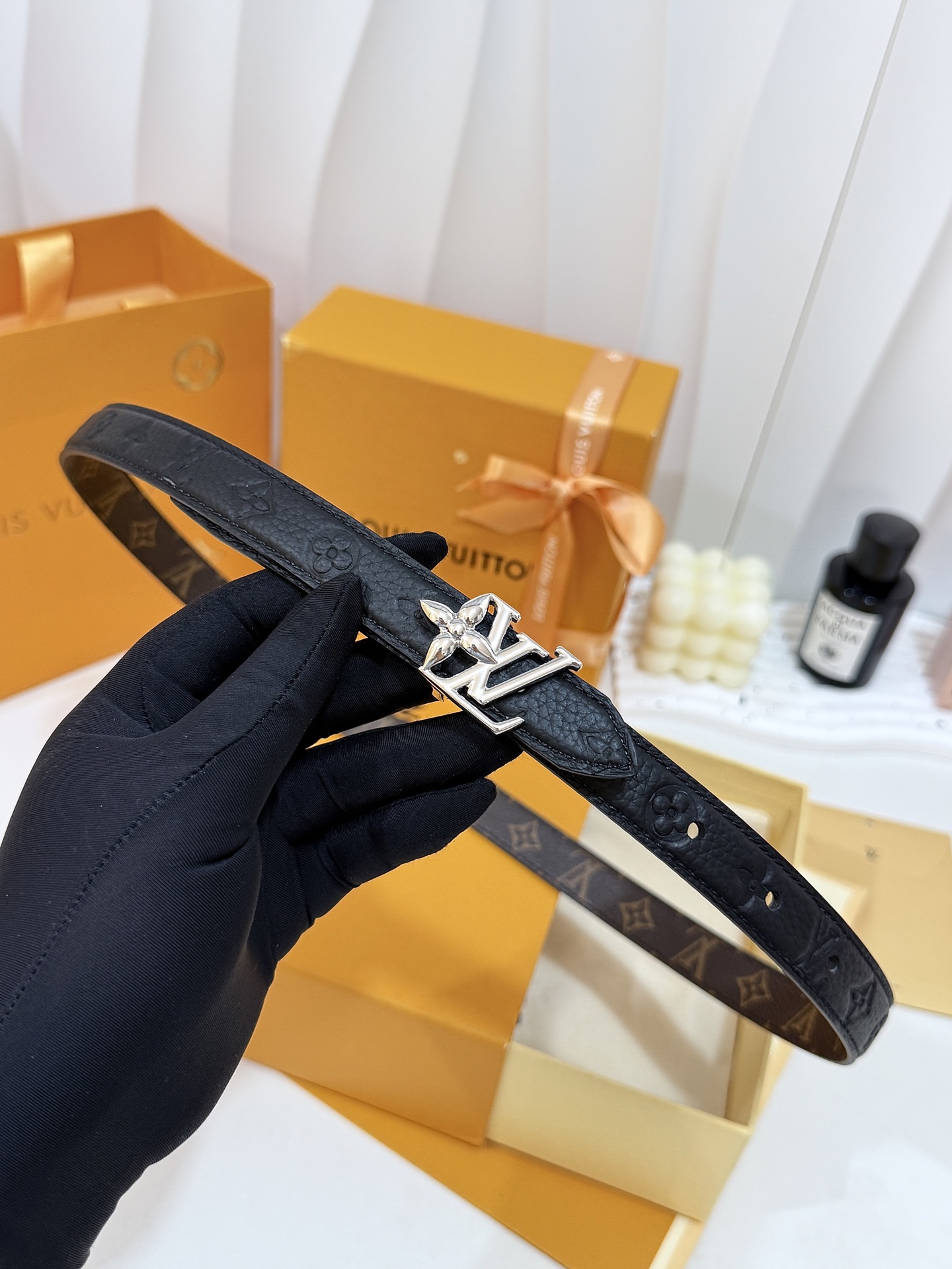 LV全皮压花金花标扣细腰带｜20mm窄版宽度     荔枝纹头层皮带身压印暗纹标识，手感软糯高级 复古镀银花型LV扣精致