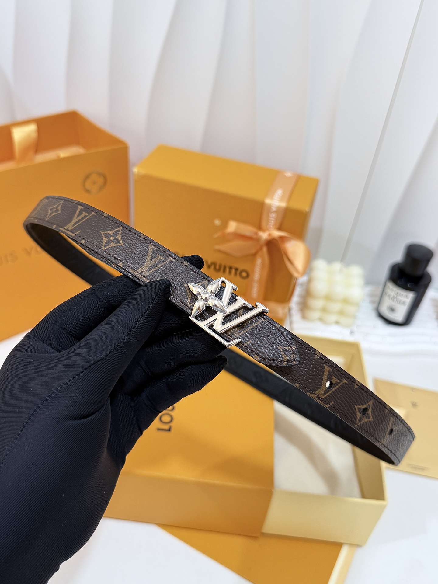 LV全皮压花金花标扣细腰带｜20mm窄版宽度     荔枝纹头层皮带身压印暗纹标识，手感软糯高级 复古镀银花型LV扣精致