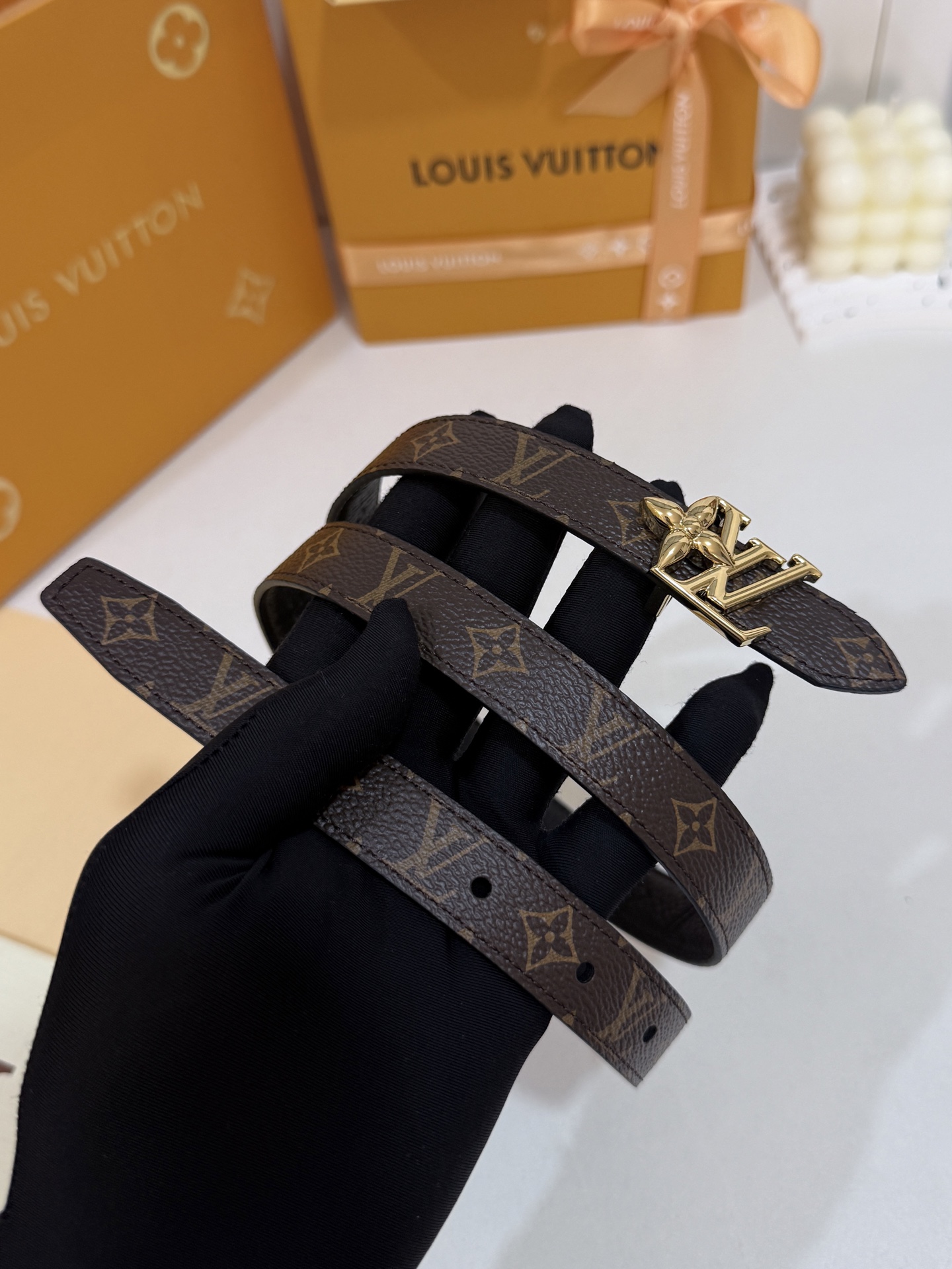LV全皮压花金花标扣细腰带｜20mm窄版宽度     荔枝纹头层皮带身压印暗纹标识，手感软糯高级 复古镀金花型LV扣精致