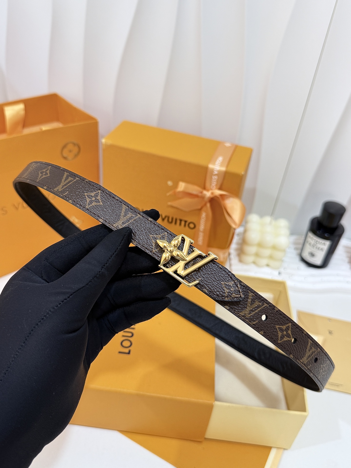 LV全皮压花金花标扣细腰带｜20mm窄版宽度     荔枝纹头层皮带身压印暗纹标识，手感软糯高级 复古镀金花型LV扣精致