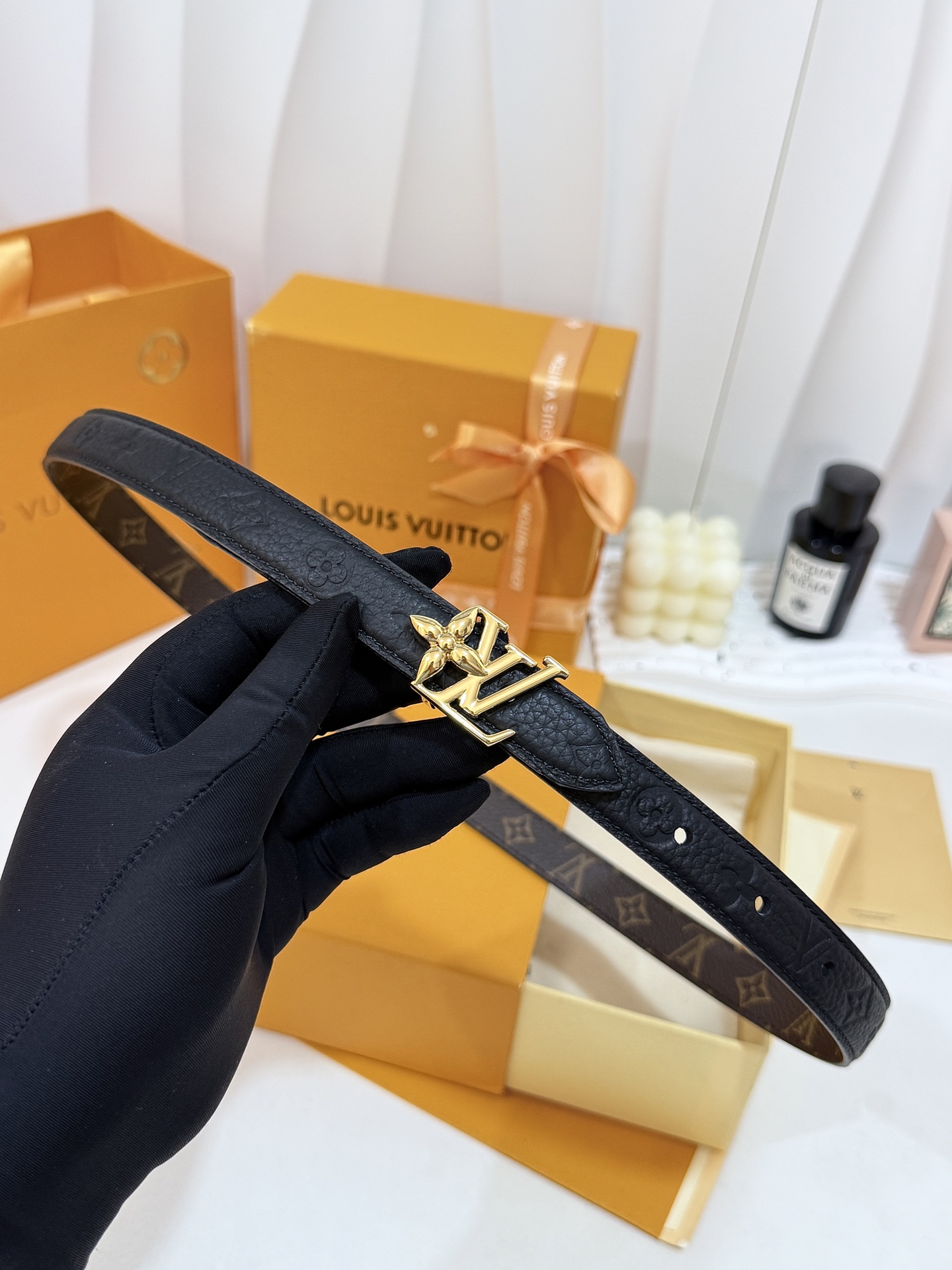 LV全皮压花金花标扣细腰带｜20mm窄版宽度     荔枝纹头层皮带身压印暗纹标识，手感软糯高级 复古镀金花型LV扣精致