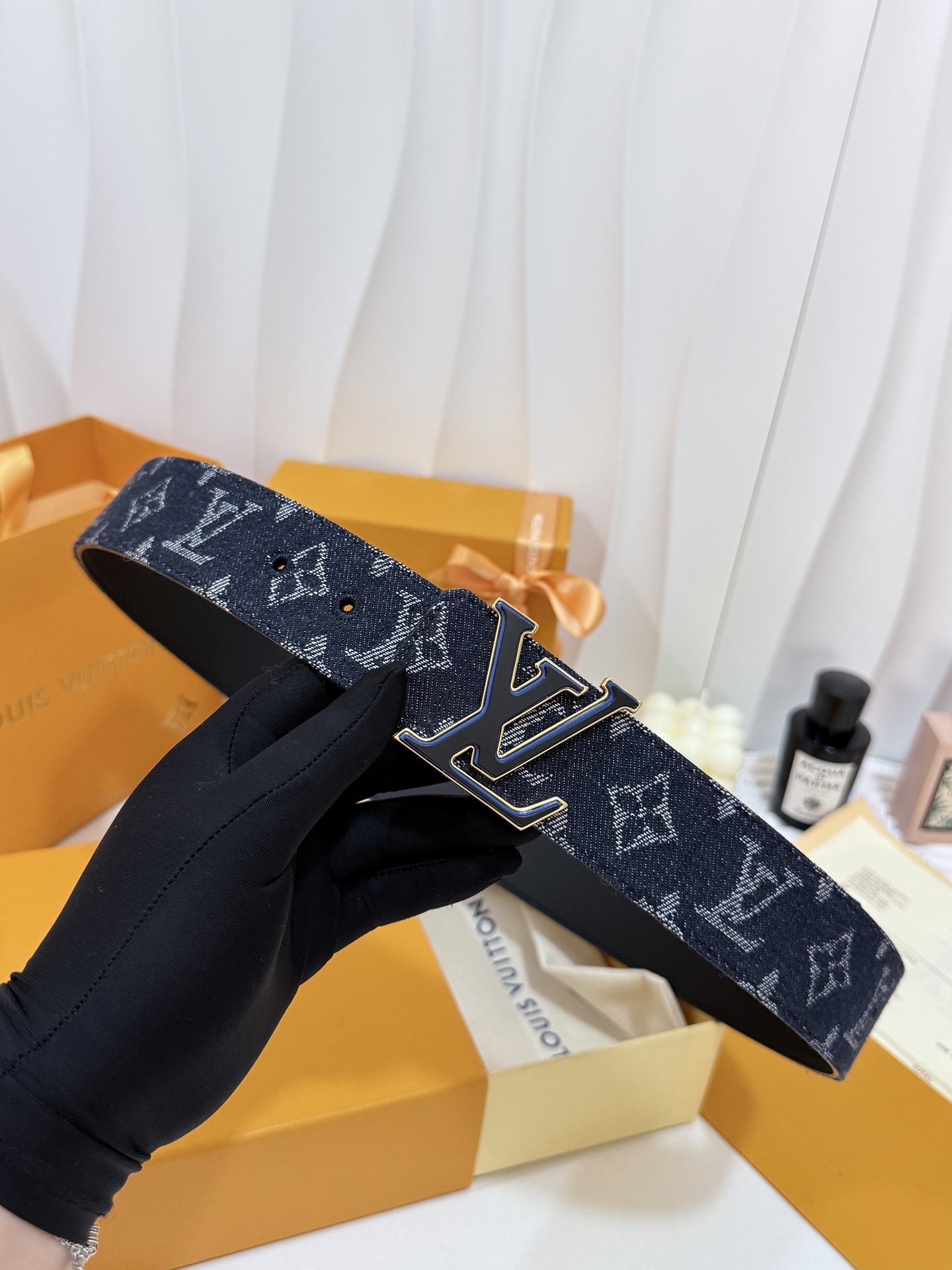 LV深蓝提花牛仔皮带｜40mm标准宽度       水洗牛仔提花面料，搭配顺滑黑色皮底，质感扎实金边镶色LV 金属扣，精