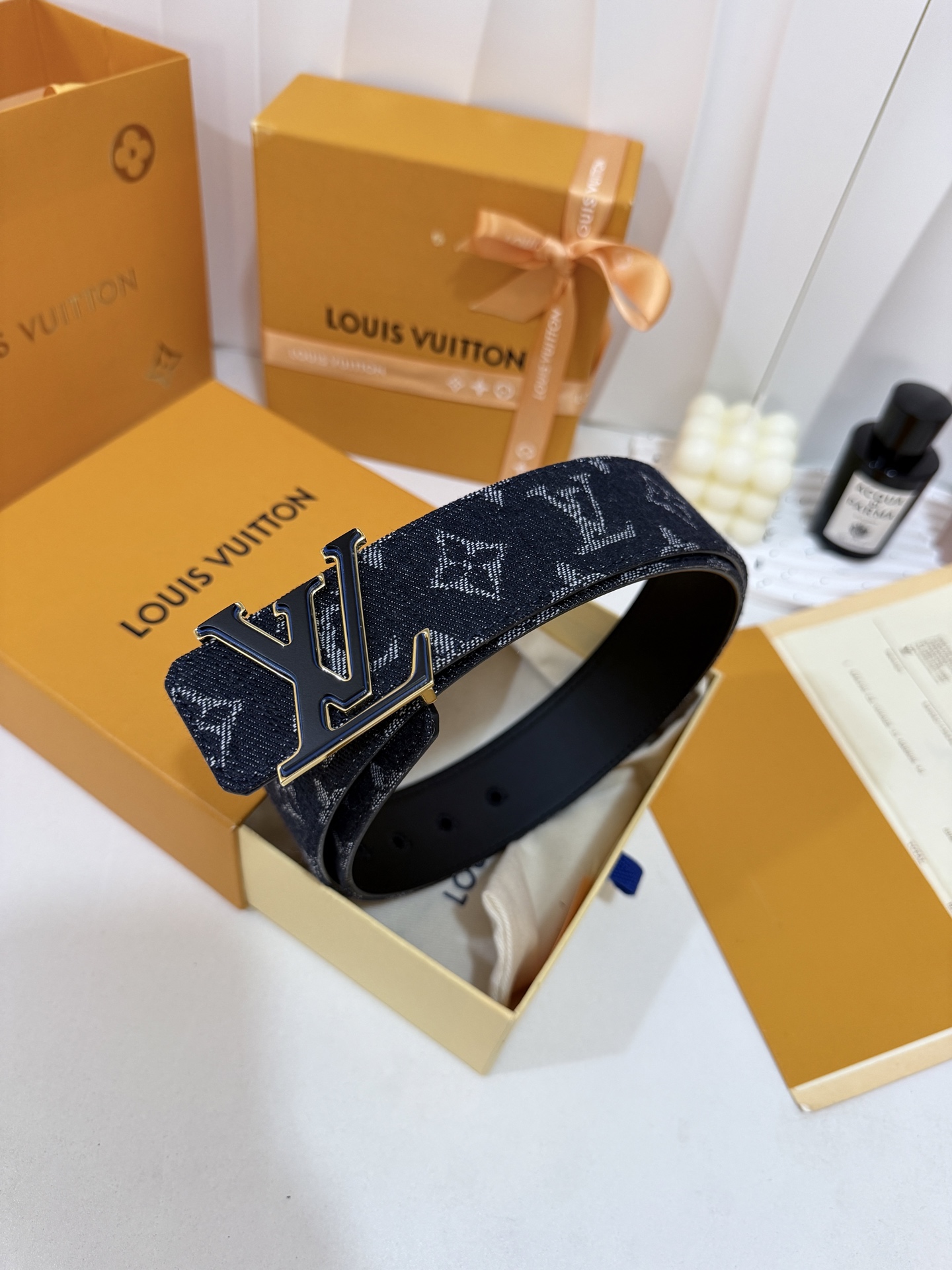 LV深蓝提花牛仔皮带｜40mm标准宽度       水洗牛仔提花面料，搭配顺滑黑色皮底，质感扎实金边镶色LV 金属扣，精