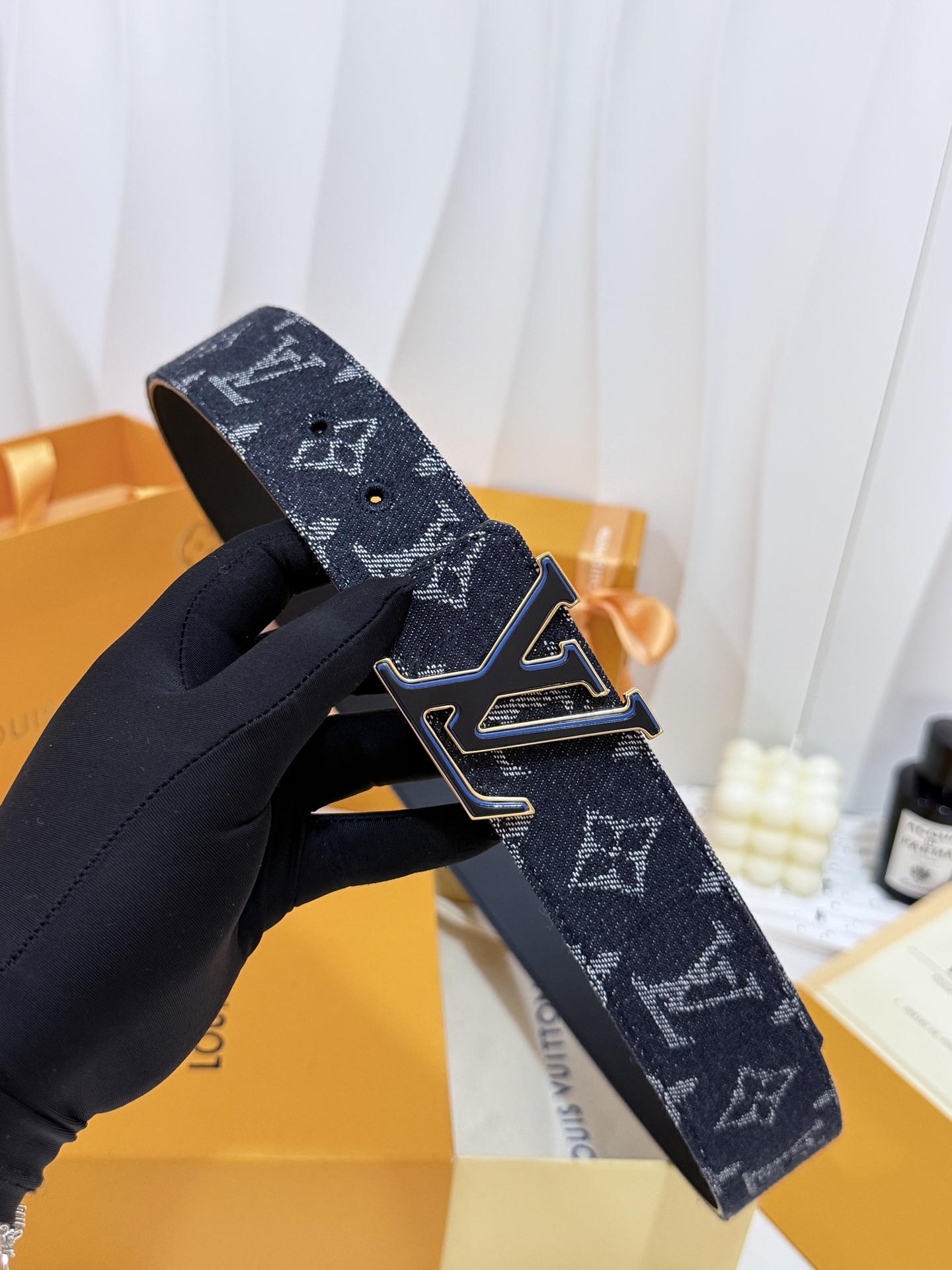 LV深蓝提花牛仔皮带｜40mm标准宽度       水洗牛仔提花面料，搭配顺滑黑色皮底，质感扎实金边镶色LV 金属扣，精