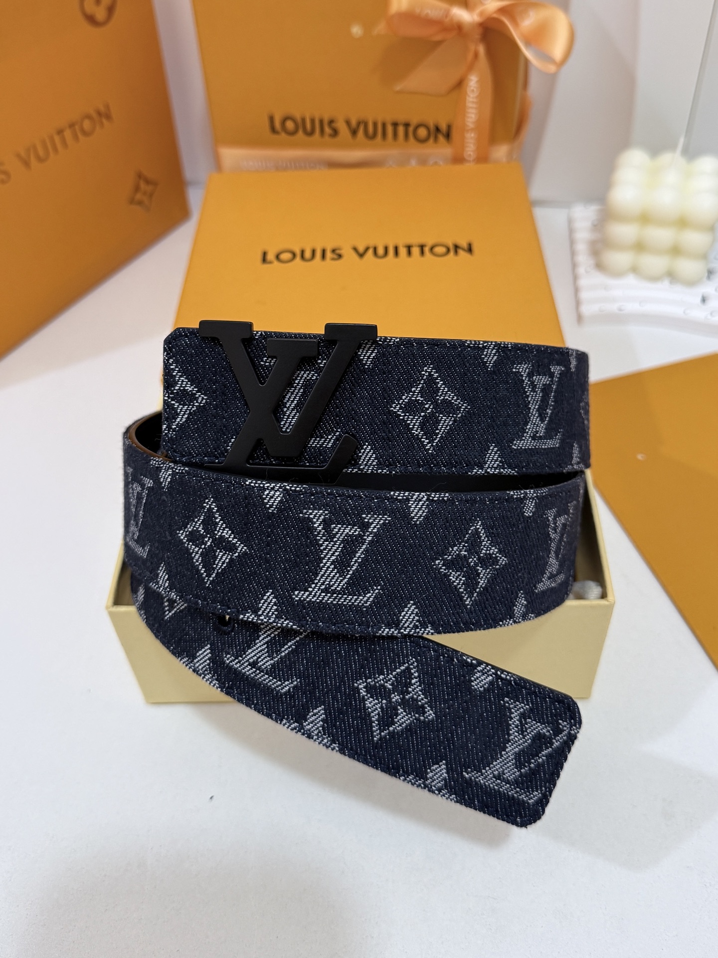 LV藏青牛仔老花皮带｜ 40mm标准宽度        复古水洗提花牛仔带身，内里平整韧感皮底，肌理感十足 纯哑光黑LV