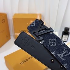 LV藏青牛仔老花皮带| 40mm标准宽度 复古水洗提花牛仔带身,内里平整韧感皮底,肌理感十足 纯哑光黑LV LV藏青牛仔老花皮带| 40mm标准宽度 复古水洗提花牛仔带身,内里平整韧感皮底,肌理感十足 纯哑光黑LV