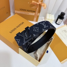LV藏青牛仔老花皮带| 40mm标准宽度 复古水洗提花牛仔带身,内里平整韧感皮底,肌理感十足 纯哑光黑LV LV藏青牛仔老花皮带| 40mm标准宽度 复古水洗提花牛仔带身,内里平整韧感皮底,肌理感十足 纯哑光黑LV