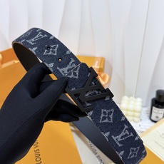 LV藏青牛仔老花皮带| 40mm标准宽度 复古水洗提花牛仔带身,内里平整韧感皮底,肌理感十足 纯哑光黑LV LV藏青牛仔老花皮带| 40mm标准宽度 复古水洗提花牛仔带身,内里平整韧感皮底,肌理感十足 纯哑光黑LV