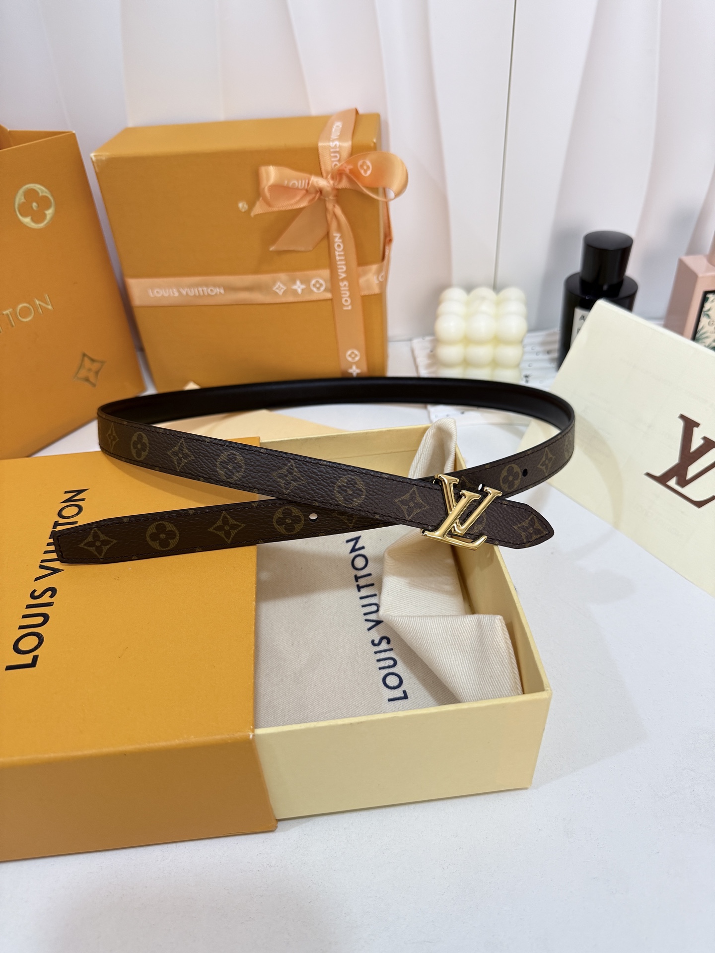 LV经典老花银扣细皮带|20mm精致窄款宽度 原版老花涂层帆布带身,搭配柔软牛皮内里,质感细腻透亮 亮面抛 LV经典老花银扣细皮带|20mm精致窄款宽度 原版老花涂层帆布带身,搭配柔软牛皮内里,质感细腻透亮 亮面抛