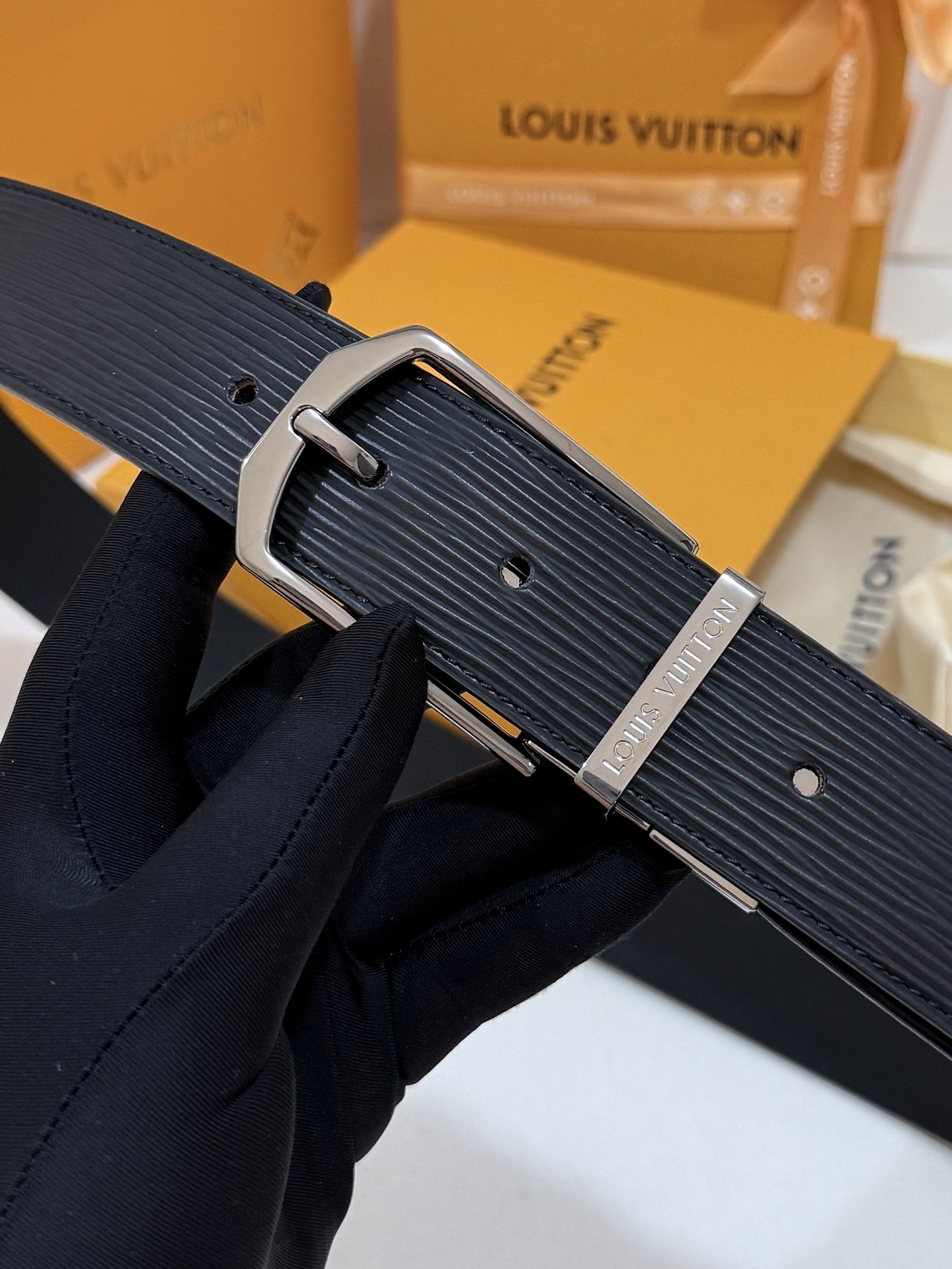 LV水波纹针扣皮带｜35mm窄版宽度          原厂立体水波压纹皮料，顺滑细腻柔韧内里，质感拉满、亮枪尾夹金属扣