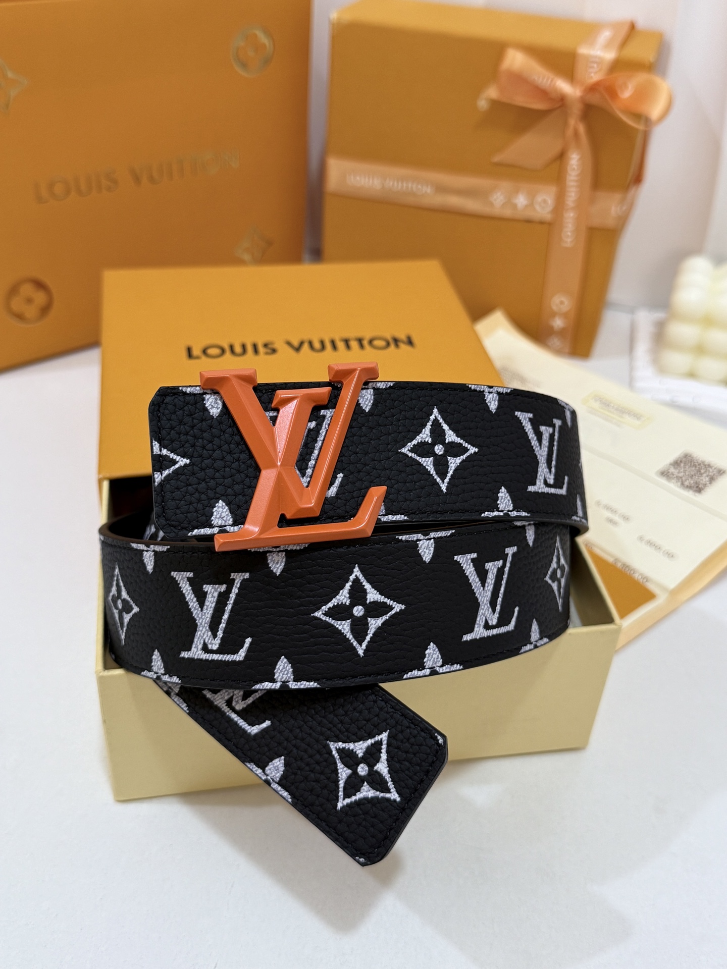 LV黑白满花大logo菱形橙皮带｜40mm标准宽度        荔枝粒面耐磨带身，搭配顺滑柔润真皮内里，触感扎实高级，