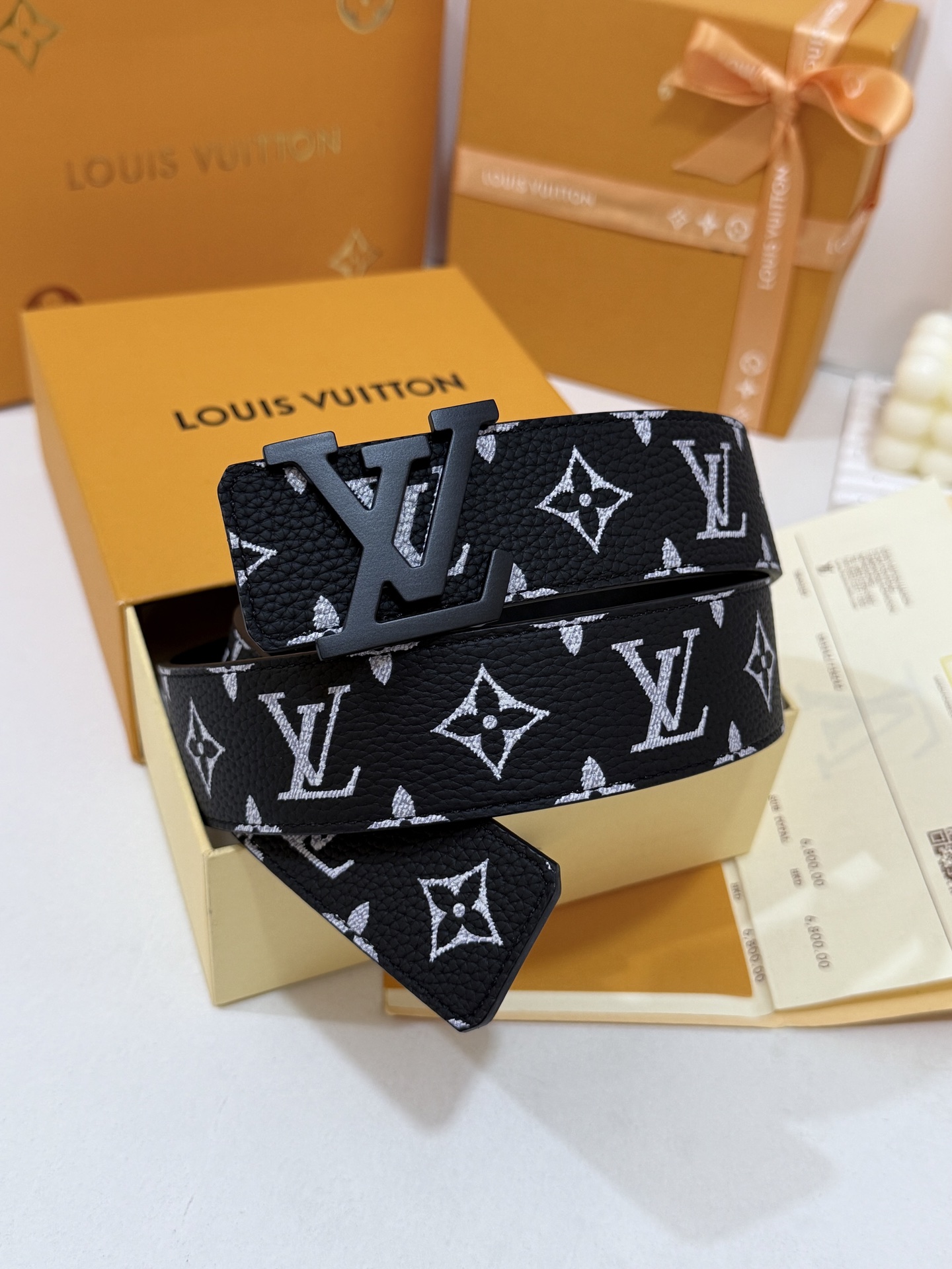 LV黑白满花大logo哑黑皮带｜40mm标准宽度        荔枝粒面耐磨带身，搭配顺滑柔润真皮内里，触感扎实高级，立