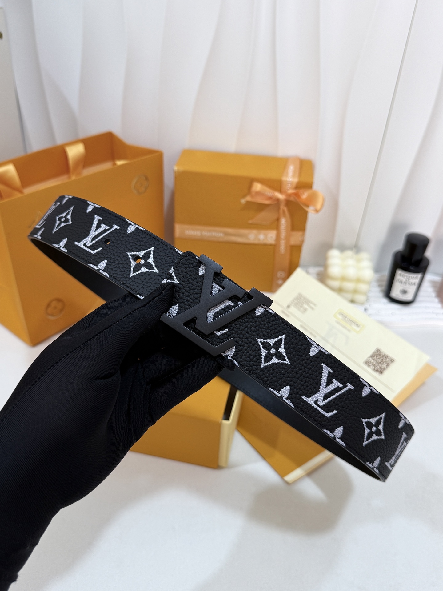 LV黑白满花大logo哑黑皮带|40mm标准宽度 荔枝粒面耐磨带身,搭配顺滑柔润真皮内里,触感扎实高级,立 LV黑白满花大logo哑黑皮带|40mm标准宽度 荔枝粒面耐磨带身,搭配顺滑柔润真皮内里,触感扎实高级,立