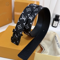 LV黑白满花大logo哑黑皮带|40mm标准宽度 荔枝粒面耐磨带身,搭配顺滑柔润真皮内里,触感扎实高级,立 LV黑白满花大logo哑黑皮带|40mm标准宽度 荔枝粒面耐磨带身,搭配顺滑柔润真皮内里,触感扎实高级,立