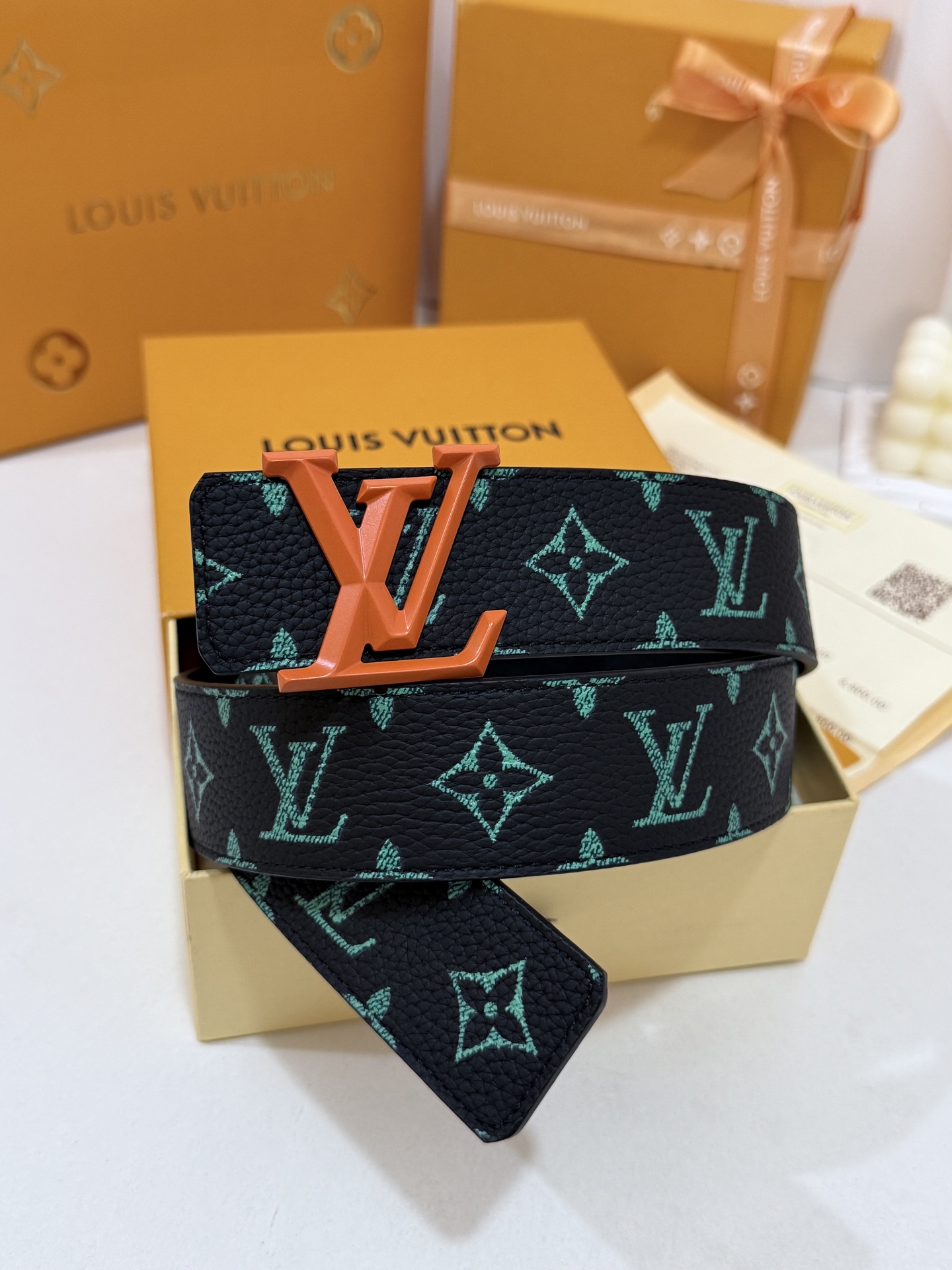 LV绿调撞色LV菱形橙皮带｜40mm标准宽度        荔枝粒面耐磨带身，搭配顺滑柔润真皮内里，触感扎实高级，立体L