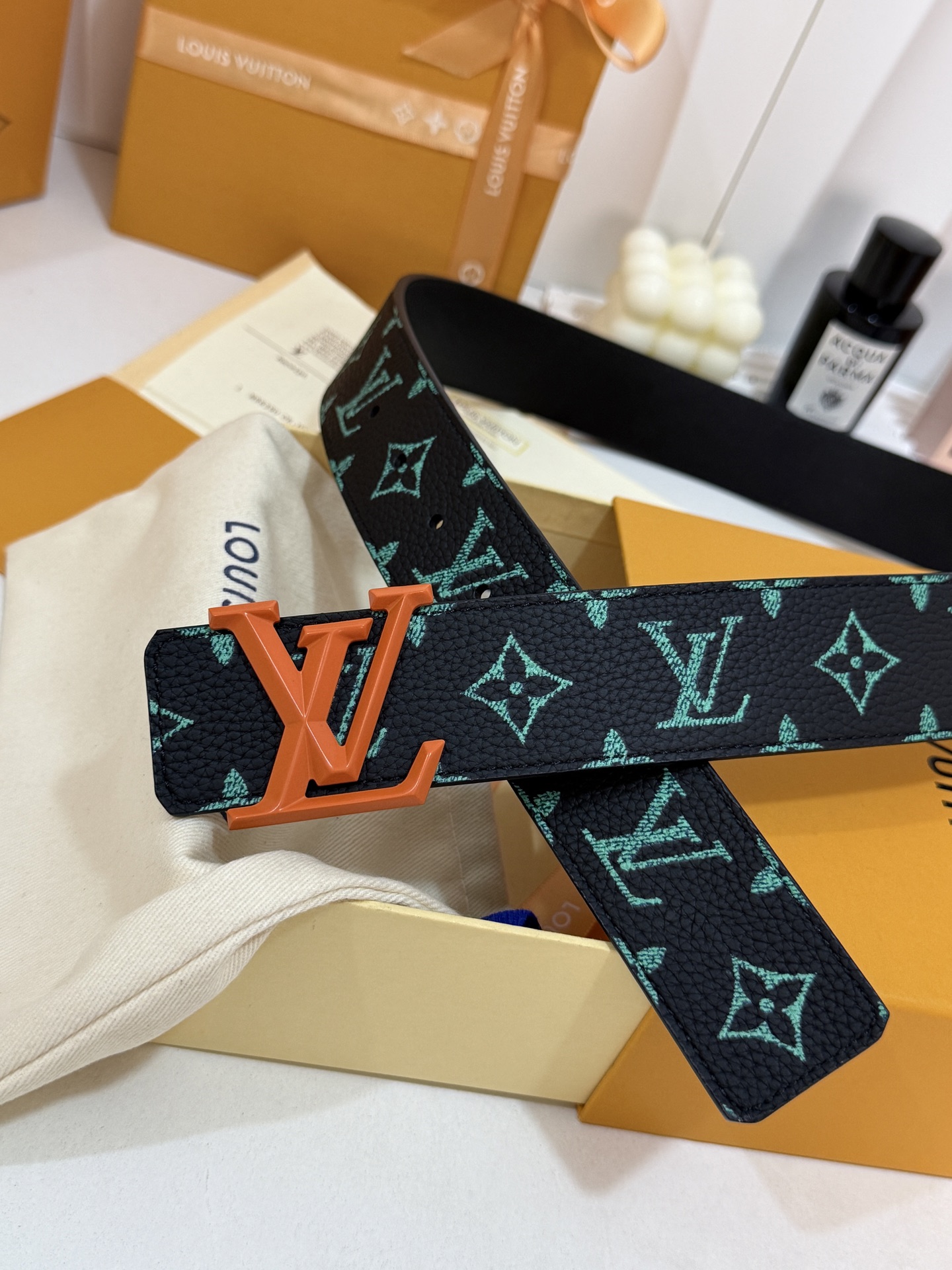 LV绿调撞色LV菱形橙皮带｜40mm标准宽度        荔枝粒面耐磨带身，搭配顺滑柔润真皮内里，触感扎实高级，立体L