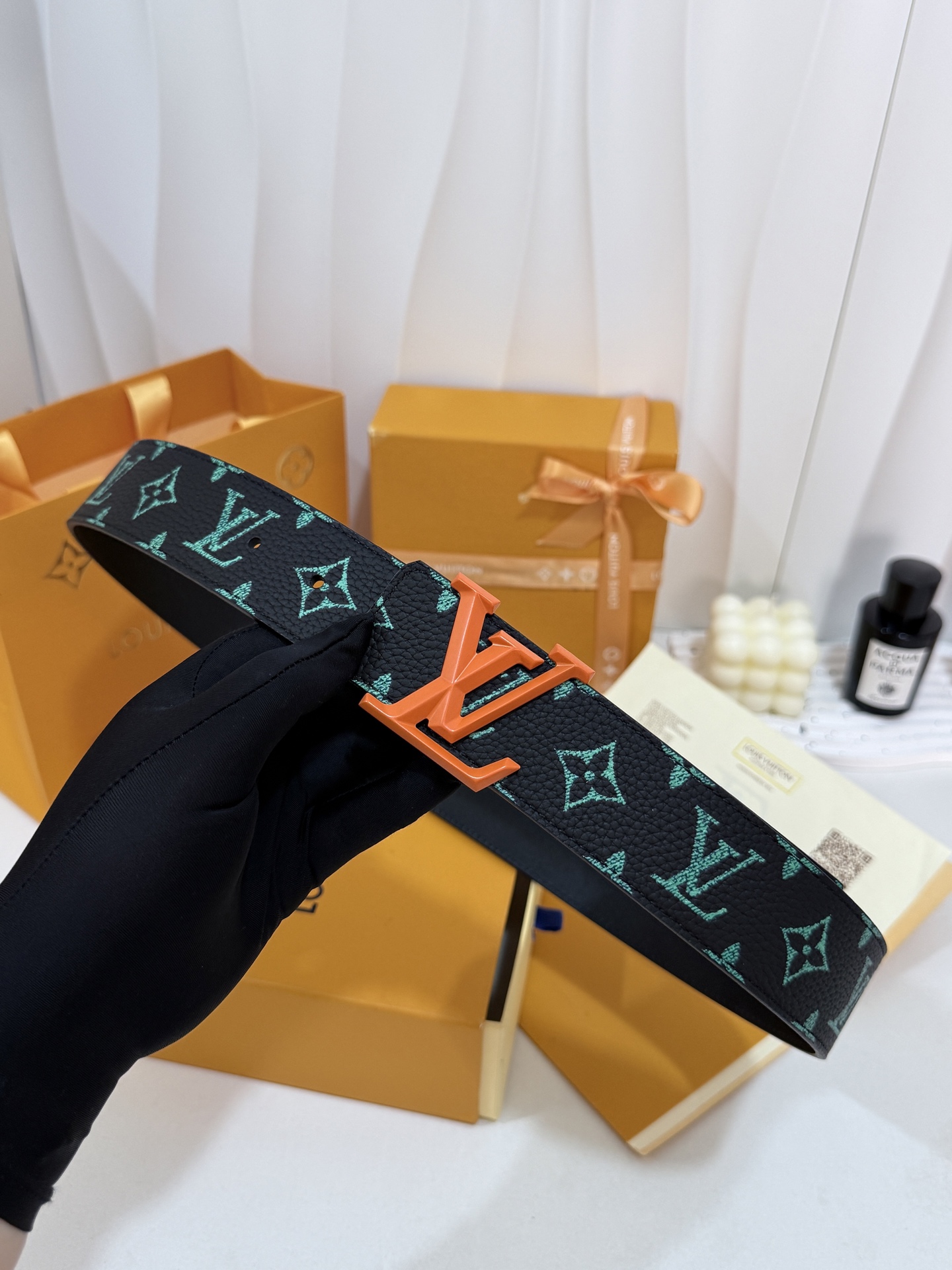 LV绿调撞色LV菱形橙皮带｜40mm标准宽度        荔枝粒面耐磨带身，搭配顺滑柔润真皮内里，触感扎实高级，立体L