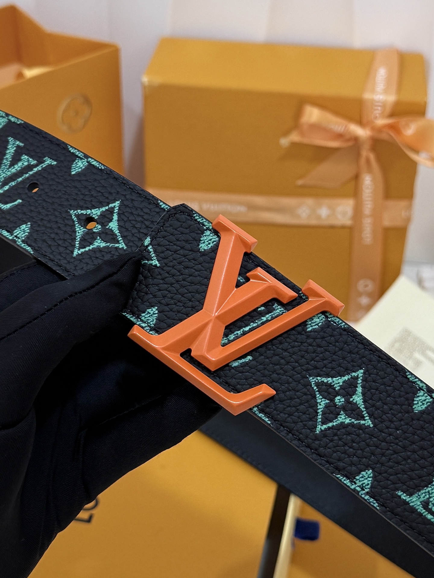 LV绿调撞色LV菱形橙皮带｜40mm标准宽度        荔枝粒面耐磨带身，搭配顺滑柔润真皮内里，触感扎实高级，立体L
