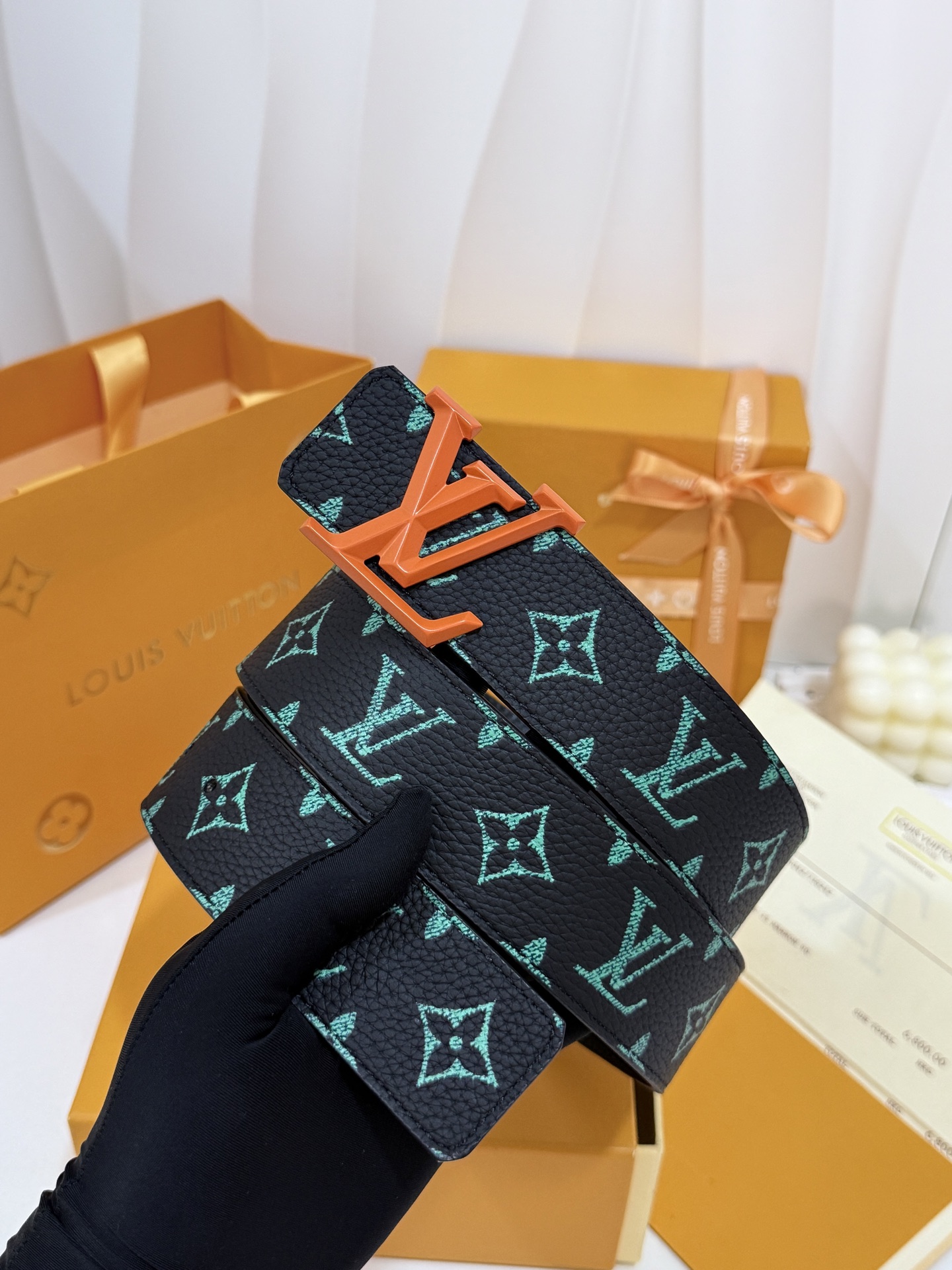 LV绿调撞色LV菱形橙皮带｜40mm标准宽度        荔枝粒面耐磨带身，搭配顺滑柔润真皮内里，触感扎实高级，立体L