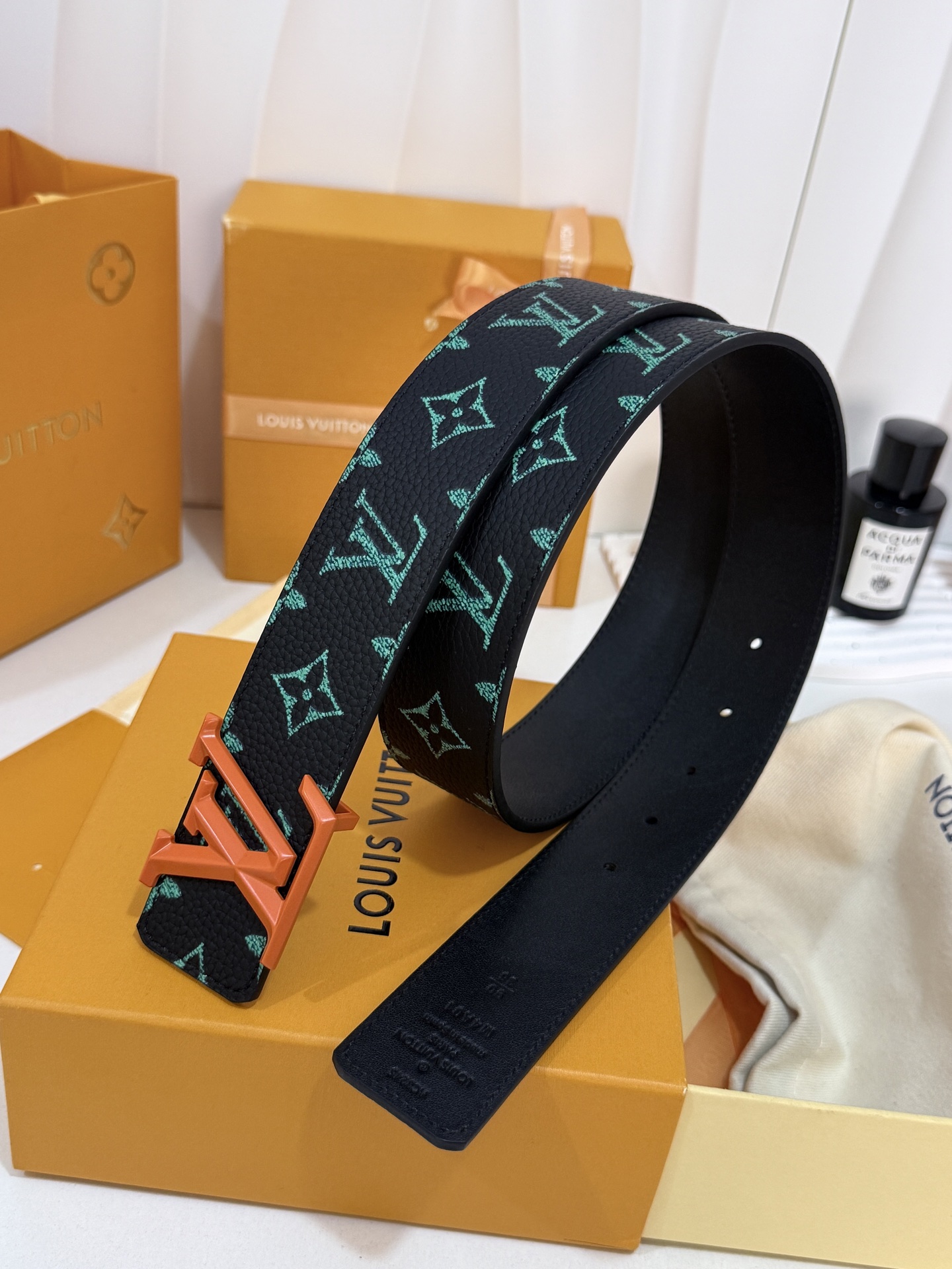 LV绿调撞色LV菱形橙皮带｜40mm标准宽度        荔枝粒面耐磨带身，搭配顺滑柔润真皮内里，触感扎实高级，立体L