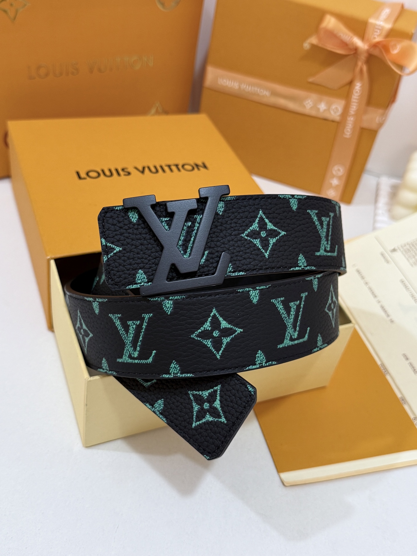 LV绿调撞色LV烤黑皮带｜40mm标准宽度        荔枝粒面耐磨带身，搭配顺滑柔润真皮内里，触感扎实高级，立体LV