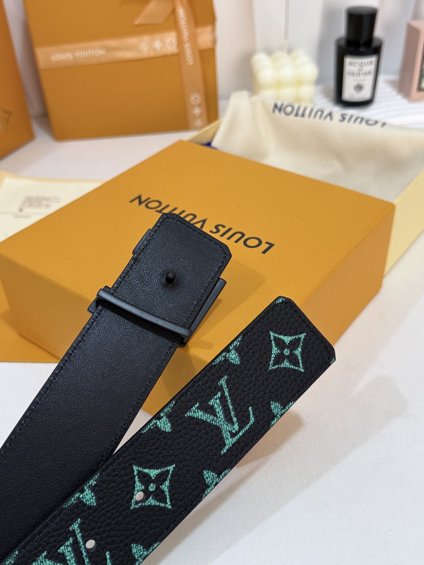 LV绿调撞色LV烤黑皮带｜40mm标准宽度        荔枝粒面耐磨带身，搭配顺滑柔润真皮内里，触感扎实高级，立体LV