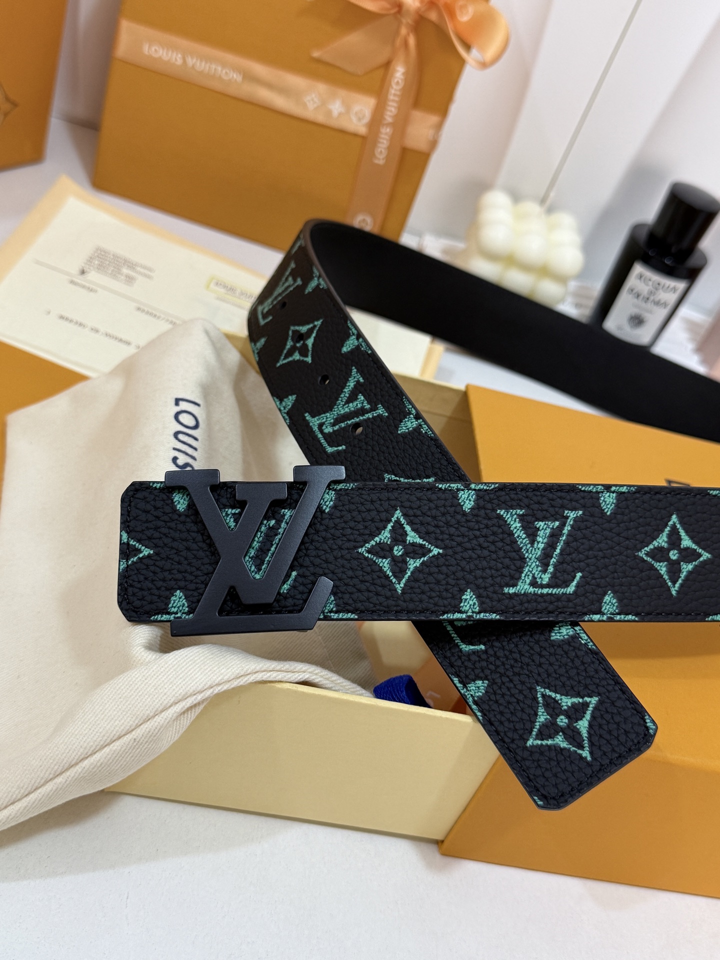 LV绿调撞色LV烤黑皮带｜40mm标准宽度        荔枝粒面耐磨带身，搭配顺滑柔润真皮内里，触感扎实高级，立体LV