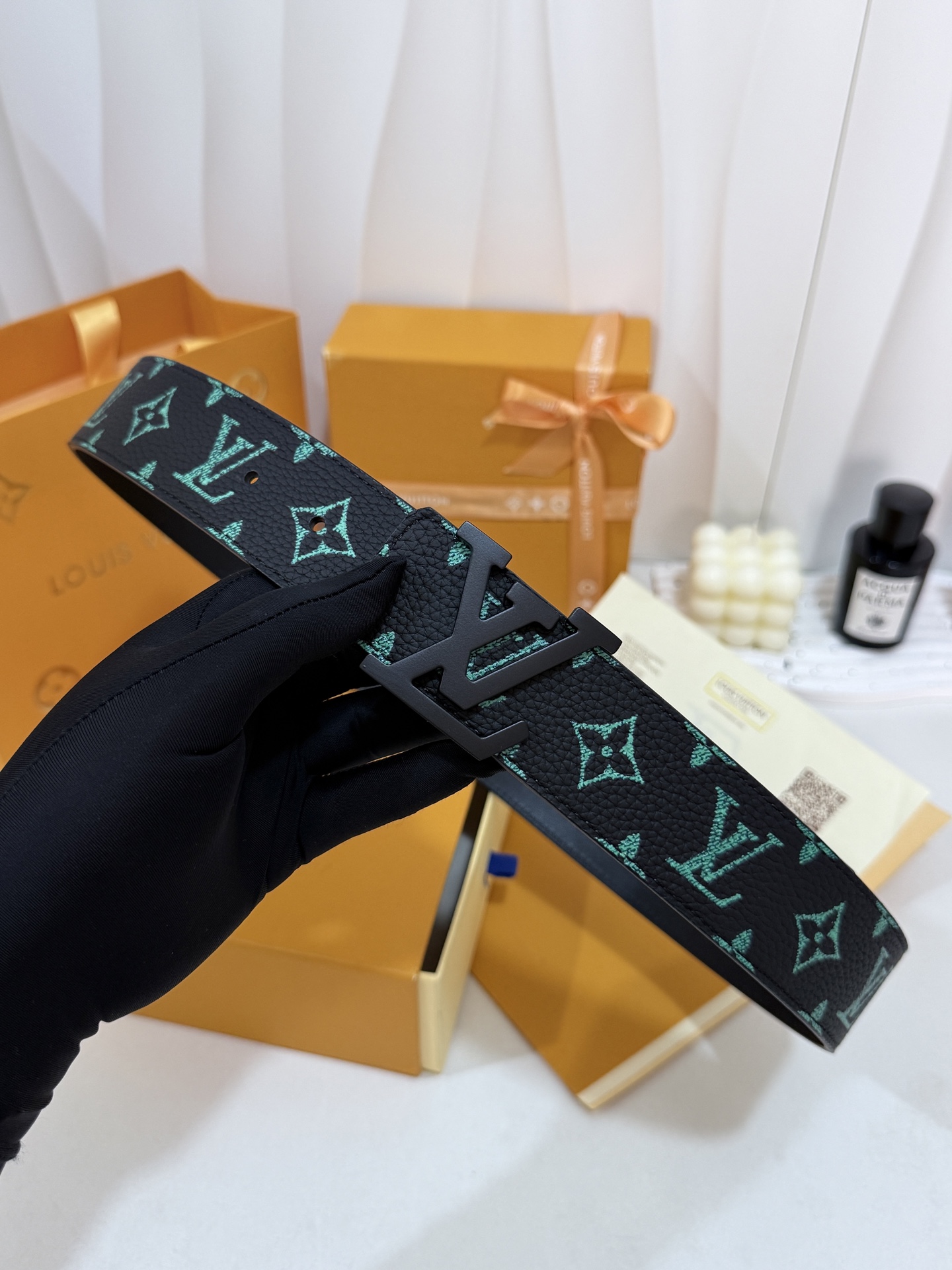 LV绿调撞色LV烤黑皮带｜40mm标准宽度        荔枝粒面耐磨带身，搭配顺滑柔润真皮内里，触感扎实高级，立体LV