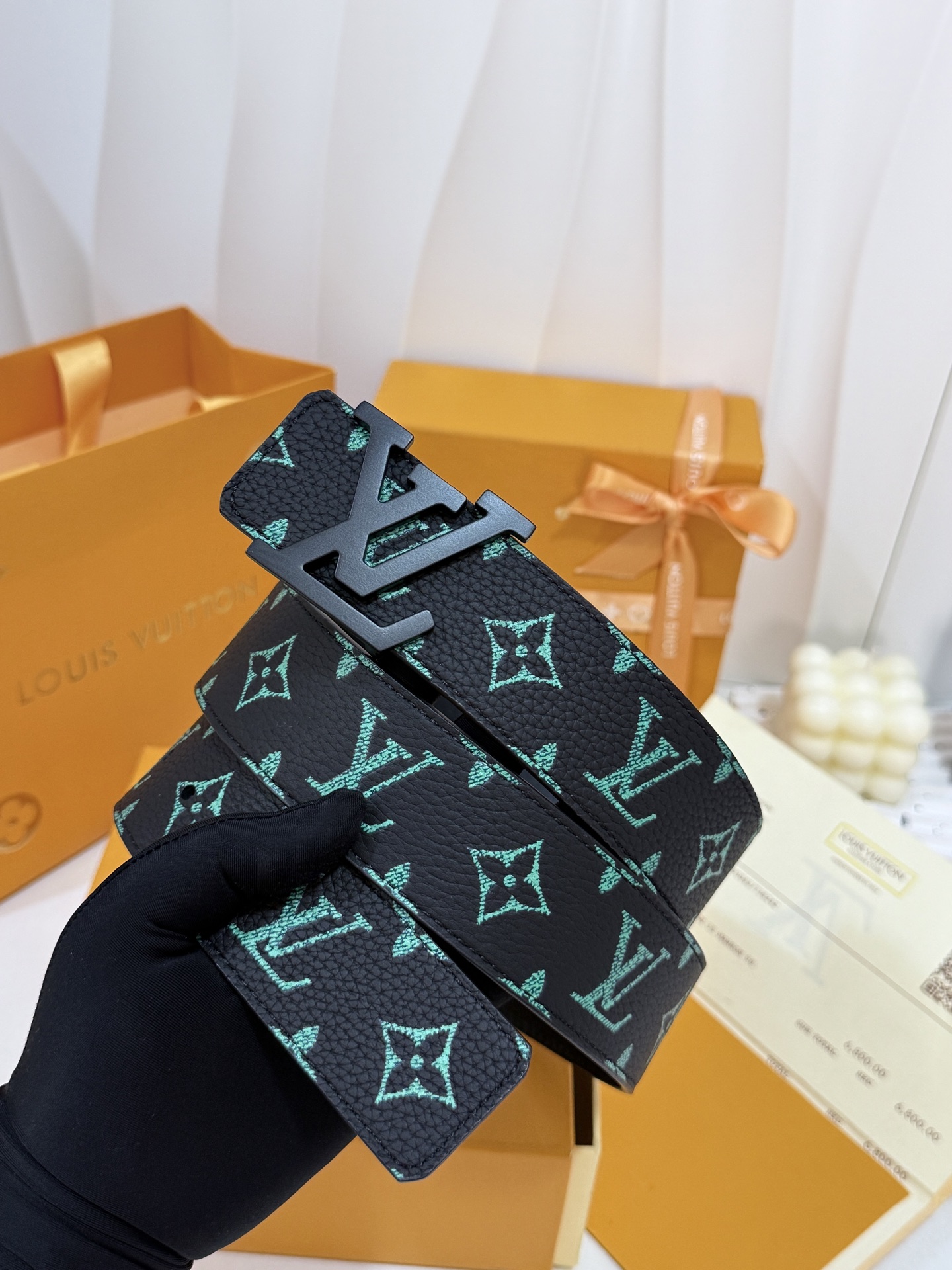LV绿调撞色LV烤黑皮带｜40mm标准宽度        荔枝粒面耐磨带身，搭配顺滑柔润真皮内里，触感扎实高级，立体LV