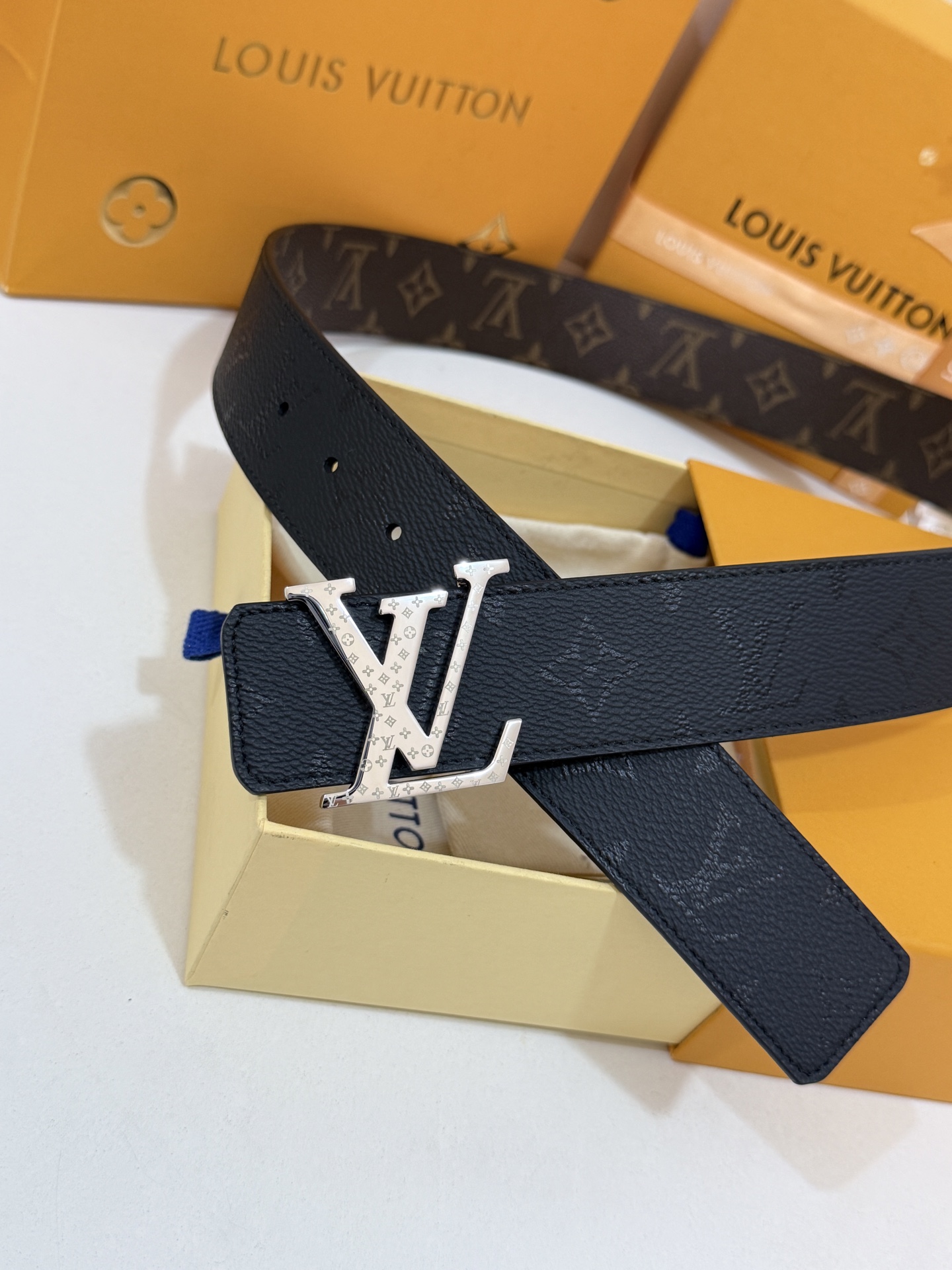 LV暗色花双面银标皮带｜40mm标准宽度       一面细腻黑色粒面牛皮、 一面经典老花，双面随心切换 亮面立体银LV