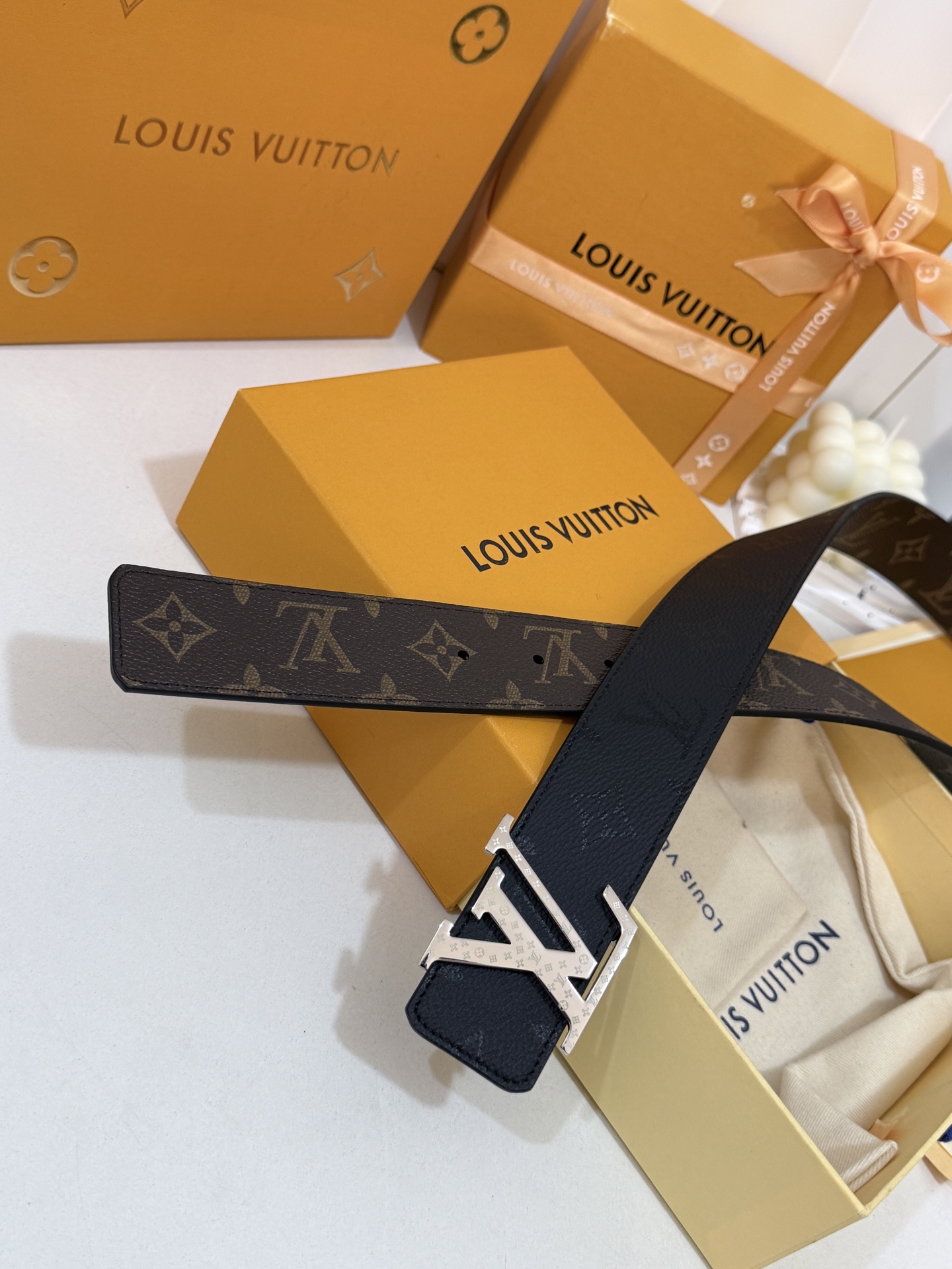 LV暗色花双面银标皮带｜40mm标准宽度       一面细腻黑色粒面牛皮、 一面经典老花，双面随心切换 亮面立体银LV