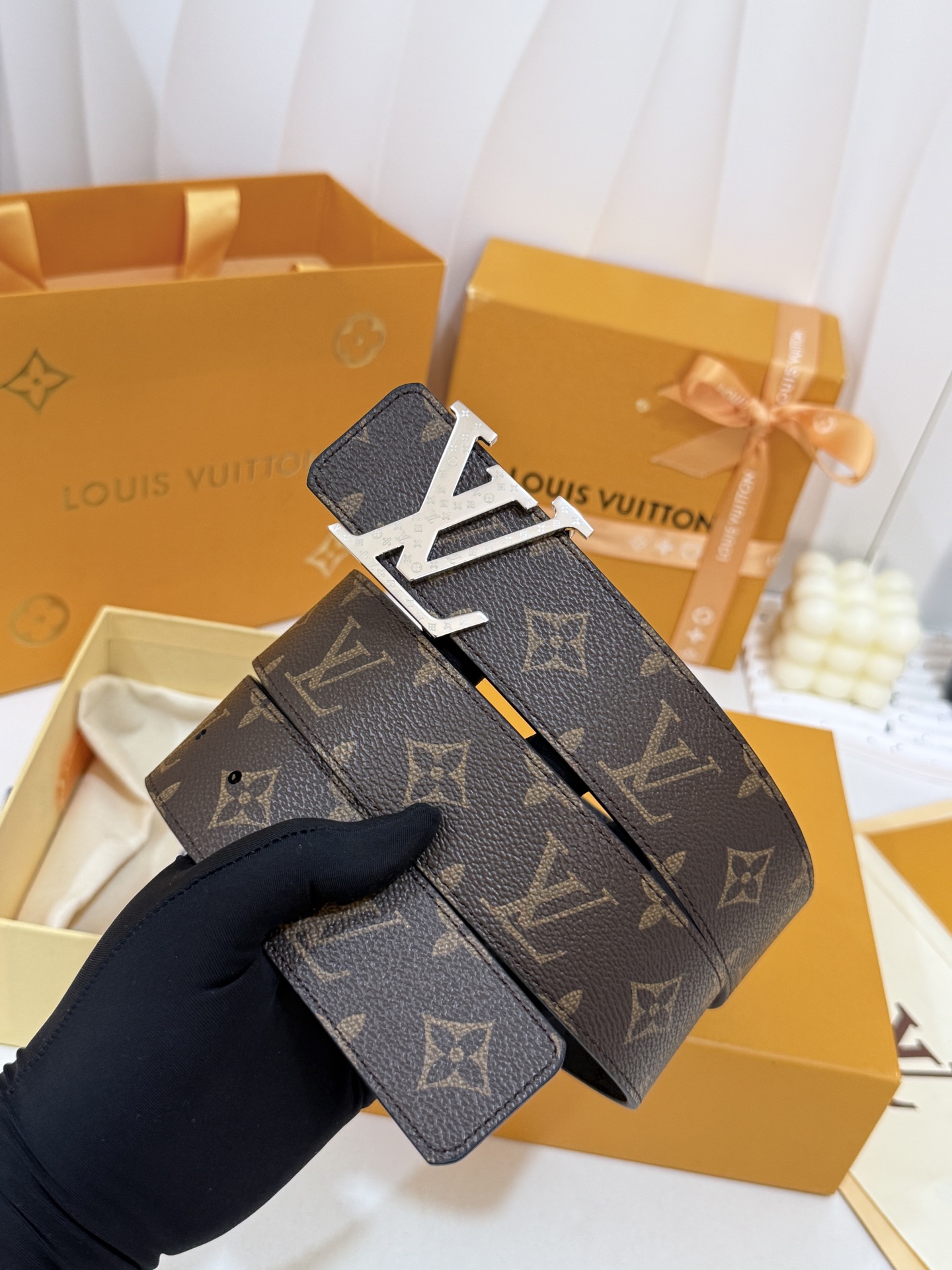 LV暗色花双面银标皮带｜40mm标准宽度       一面细腻黑色粒面牛皮、 一面经典老花，双面随心切换 亮面立体银LV