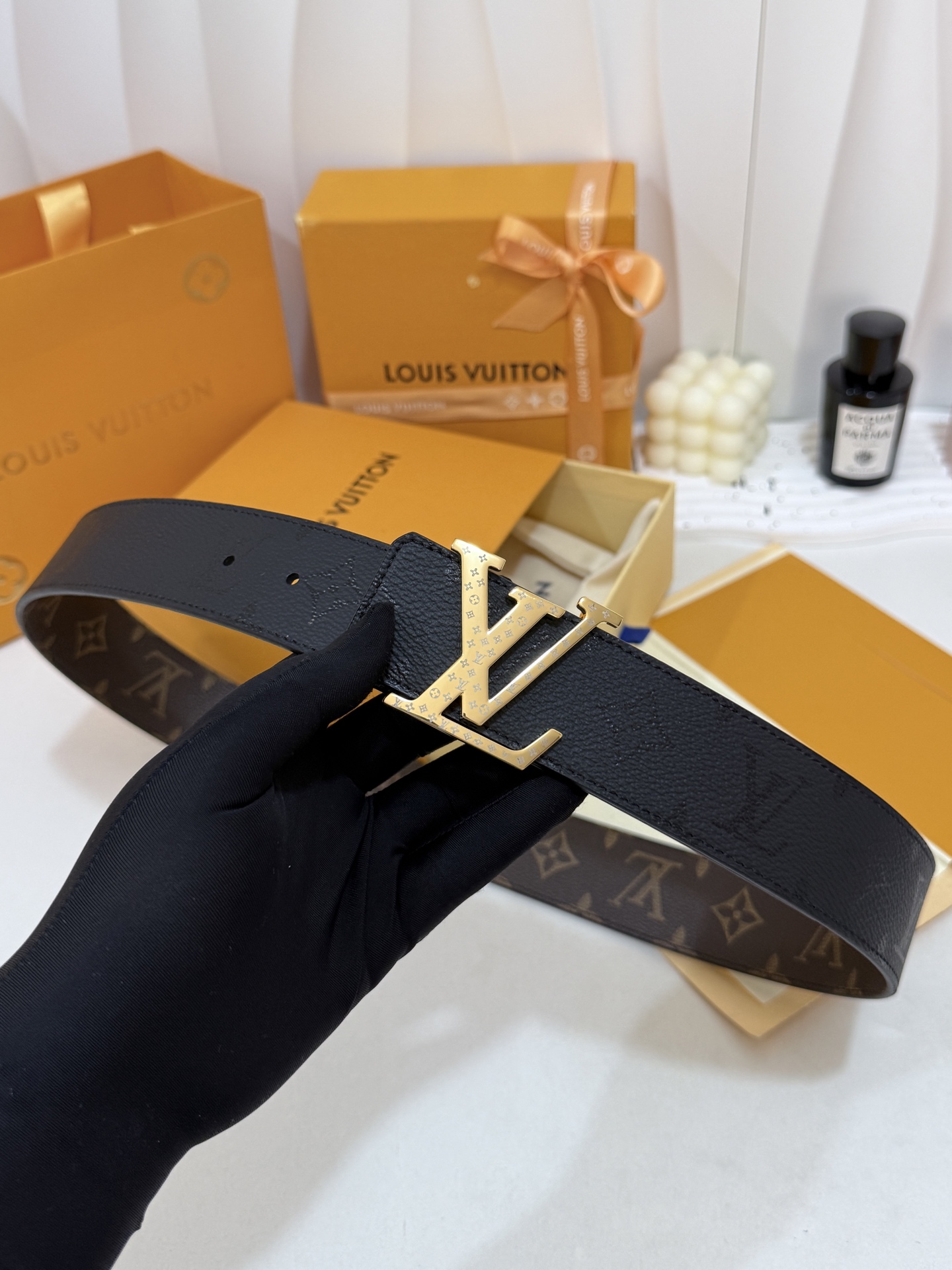 LV暗色花双面金标皮带｜40mm标准宽度       一面细腻黑色粒面牛皮、 一面经典老花，双面随心切换 亮面立体金LV