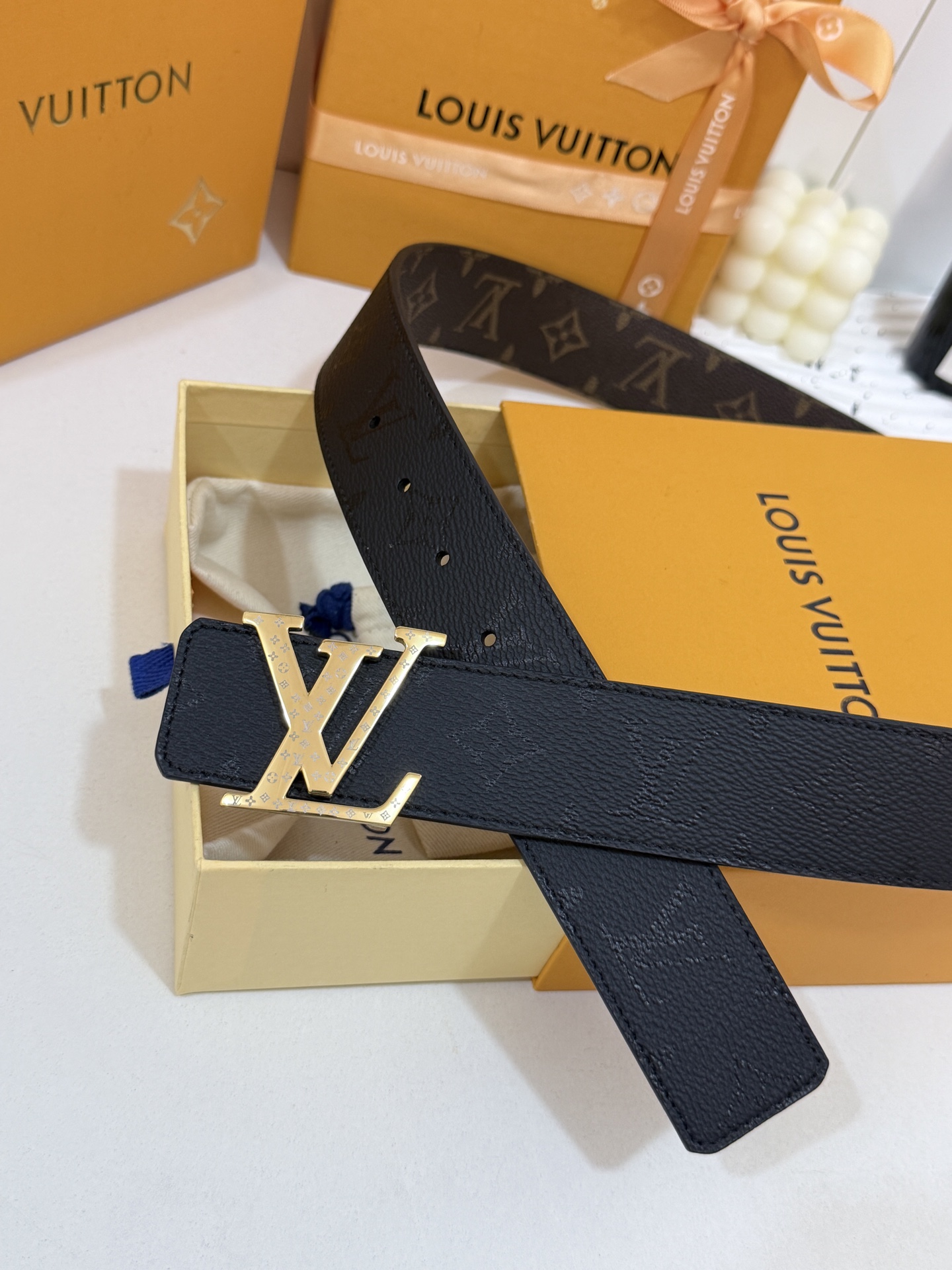 LV暗色花双面金标皮带｜40mm标准宽度       一面细腻黑色粒面牛皮、 一面经典老花，双面随心切换 亮面立体金LV