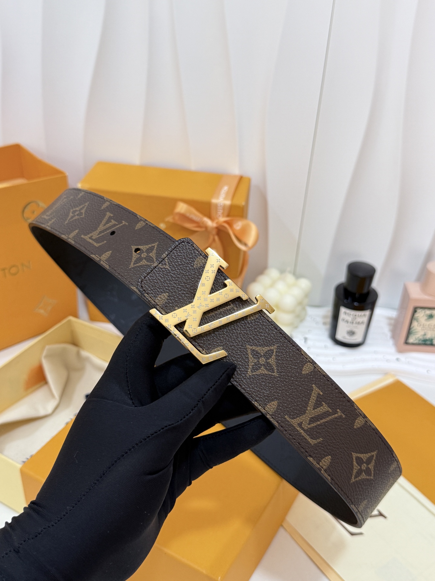 LV暗色花双面金标皮带｜40mm标准宽度       一面细腻黑色粒面牛皮、 一面经典老花，双面随心切换 亮面立体金LV