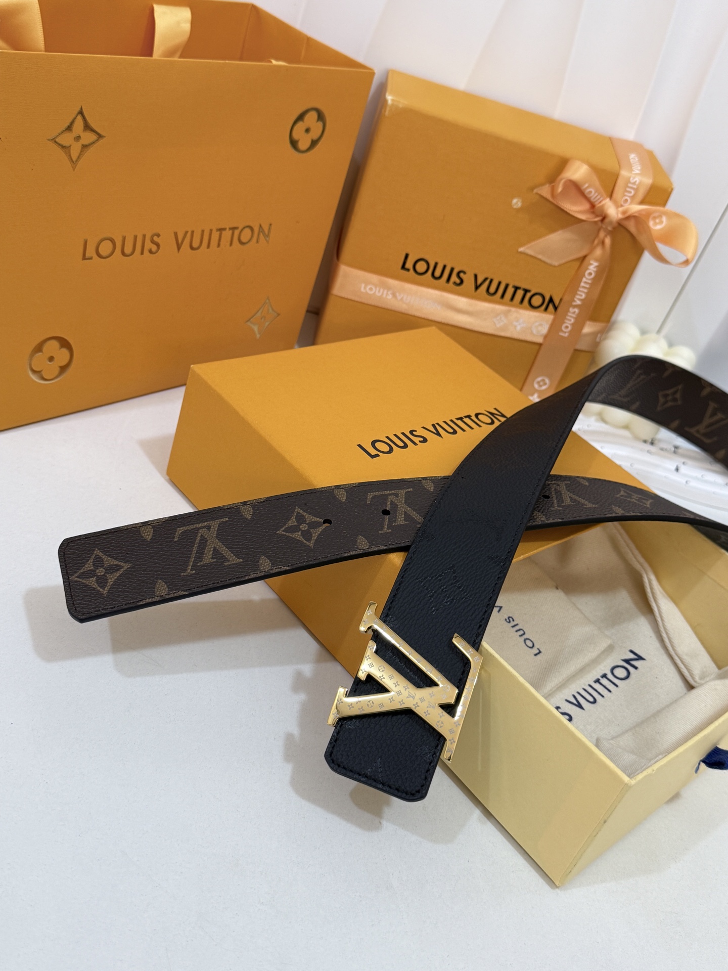 LV暗色花双面金标皮带｜40mm标准宽度       一面细腻黑色粒面牛皮、 一面经典老花，双面随心切换 亮面立体金LV