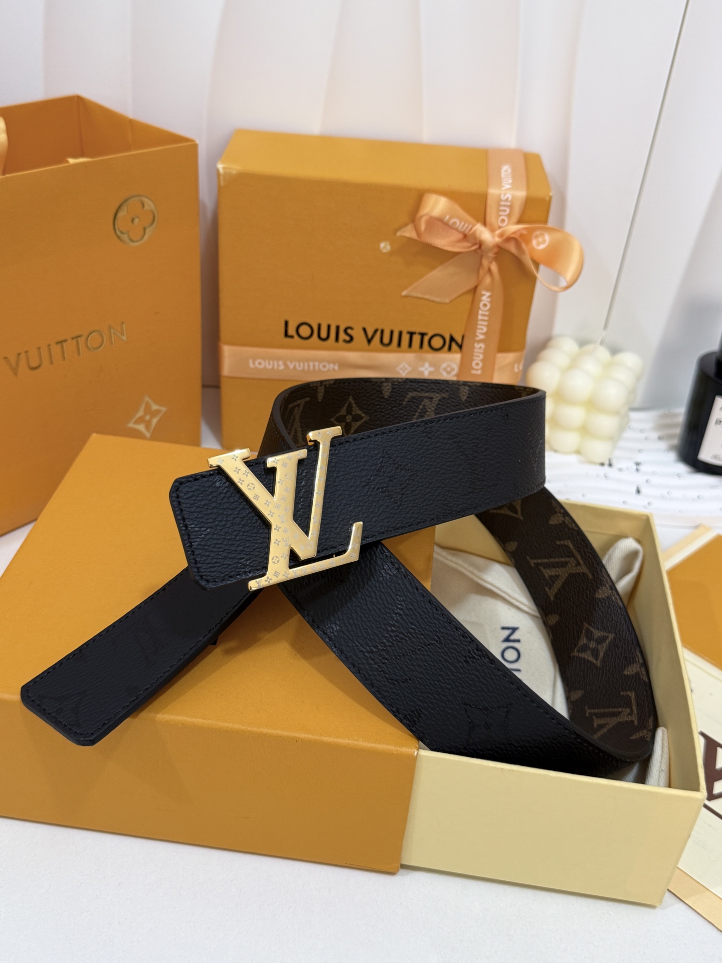 LV暗色花双面金标皮带｜40mm标准宽度       一面细腻黑色粒面牛皮、 一面经典老花，双面随心切换 亮面立体金LV