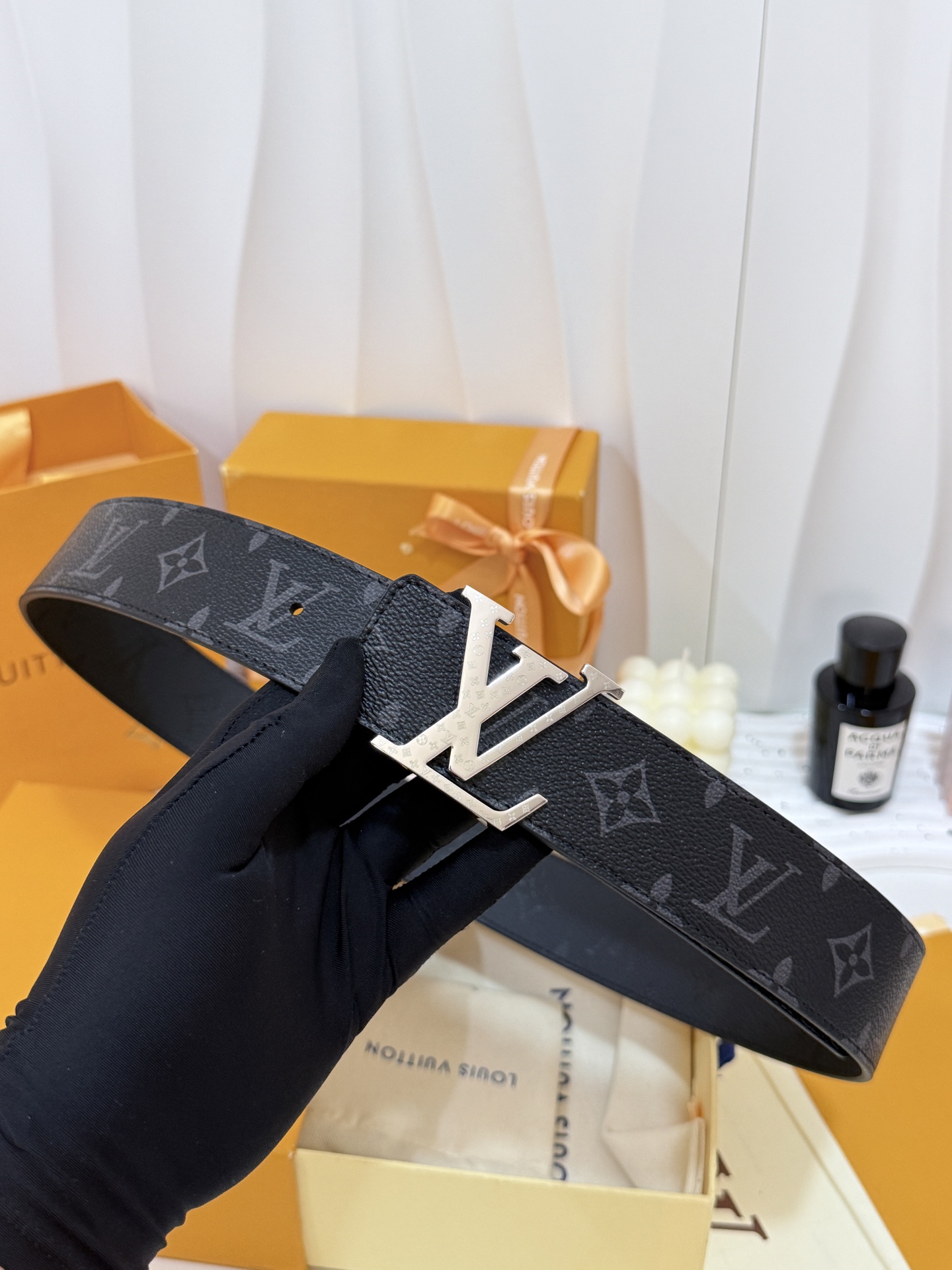 LV暗色花双面银标皮带｜40mm标准宽度       一面细腻黑色粒面牛皮、 一面经典黑老花，双面随心切换 亮面立体银L
