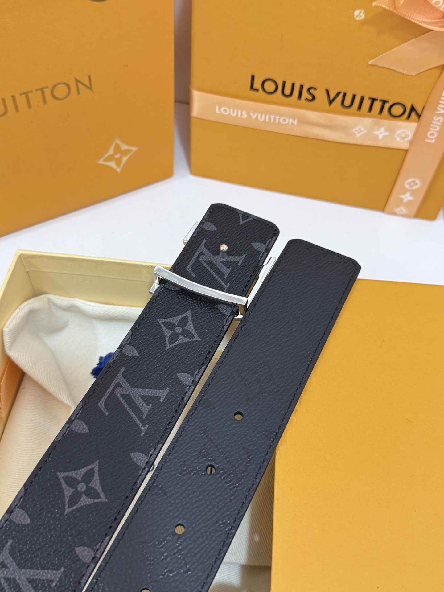 LV暗色花双面银标皮带｜40mm标准宽度       一面细腻黑色粒面牛皮、 一面经典黑老花，双面随心切换 亮面立体银L
