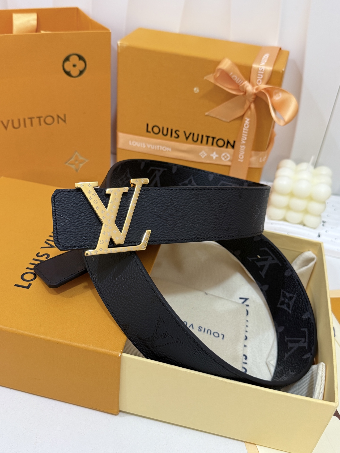 LV暗色花双面金标皮带｜40mm标准宽度       一面细腻黑色粒面牛皮、 一面经典黑老花，双面随心切换 亮面立体金L
