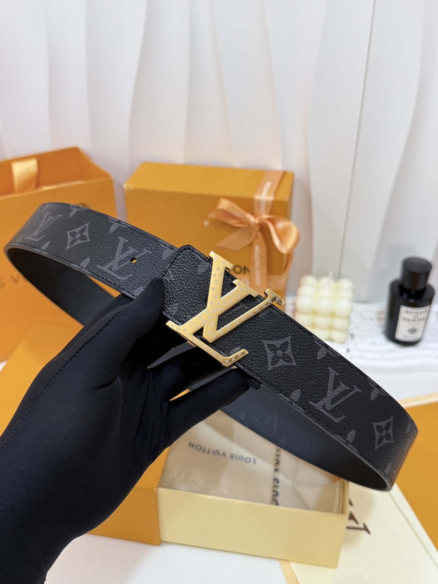 LV暗色花双面金标皮带｜40mm标准宽度       一面细腻黑色粒面牛皮、 一面经典黑老花，双面随心切换 亮面立体金L