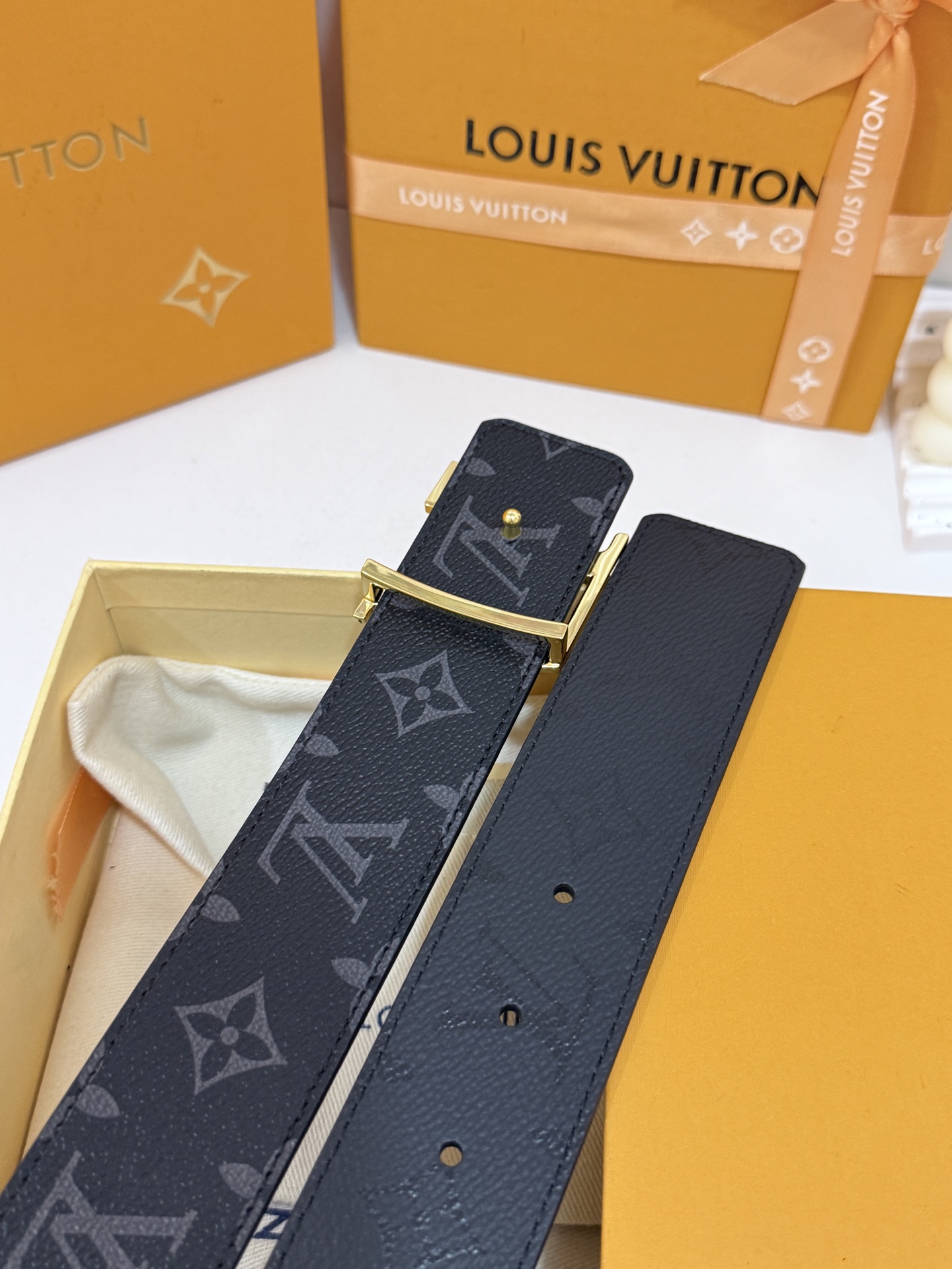 LV暗色花双面金标皮带｜40mm标准宽度       一面细腻黑色粒面牛皮、 一面经典黑老花，双面随心切换 亮面立体金L